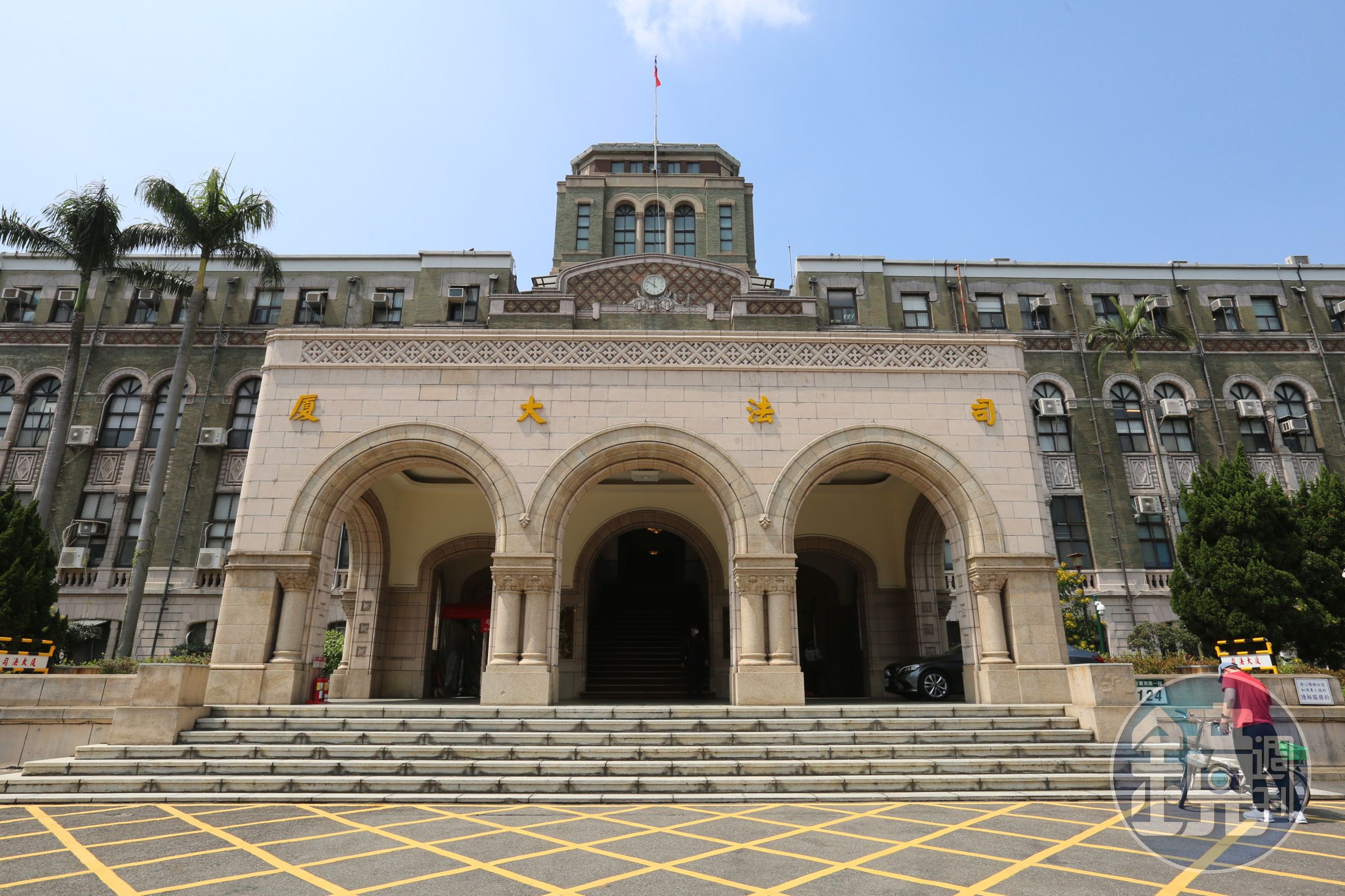 高檢署近來強力掃蕩「綠能蟑螂」，呼籲民眾勇於檢舉妨害綠能產業發展相關犯罪，檢舉人最高可獲得1,000萬元獎金。（本刊資料照）
