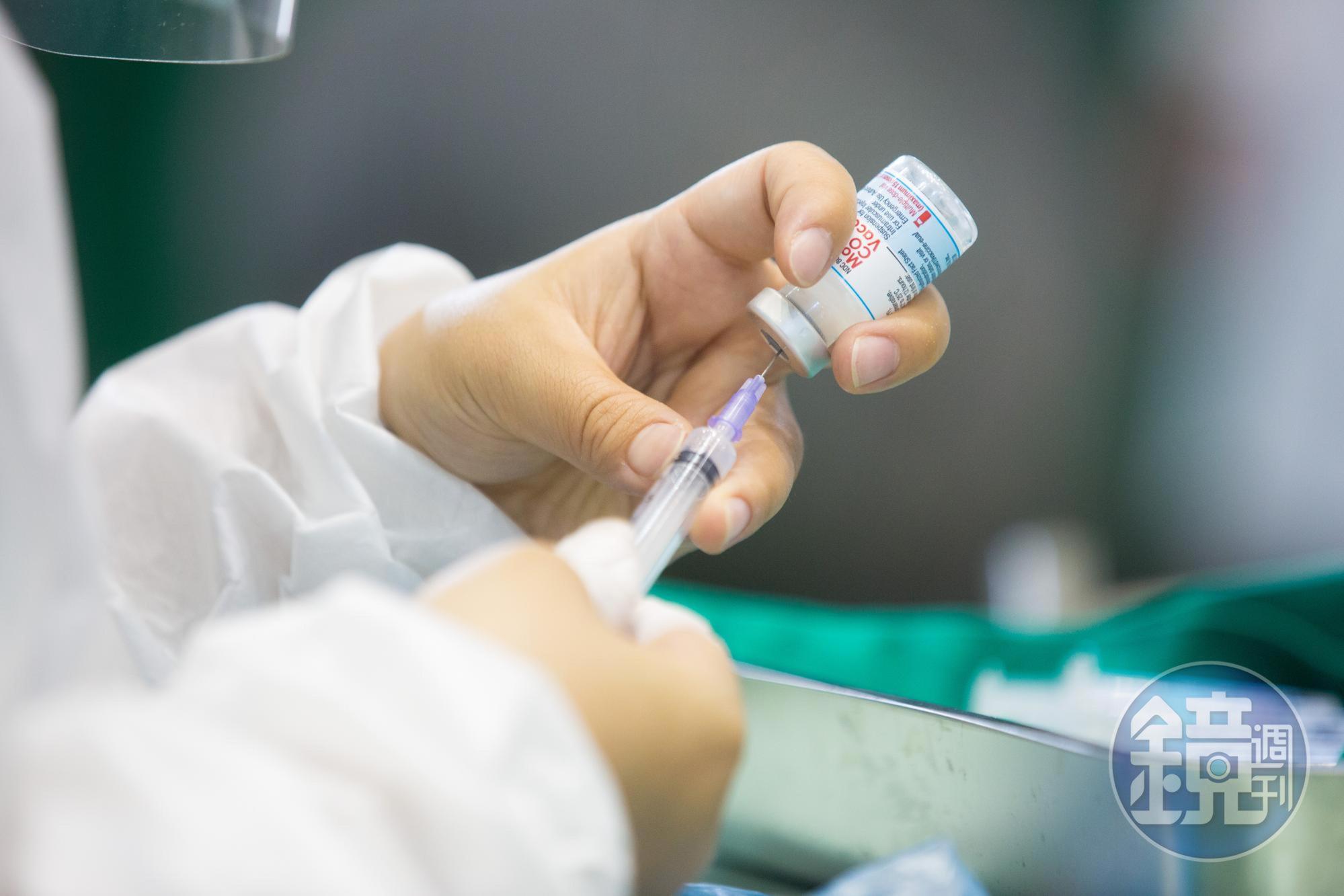 目前台灣第一劑疫苗覆蓋率近43%,不過仍有許多民眾擔憂疫苗副作用,至今還在觀望是否施打。(本刊資料照)