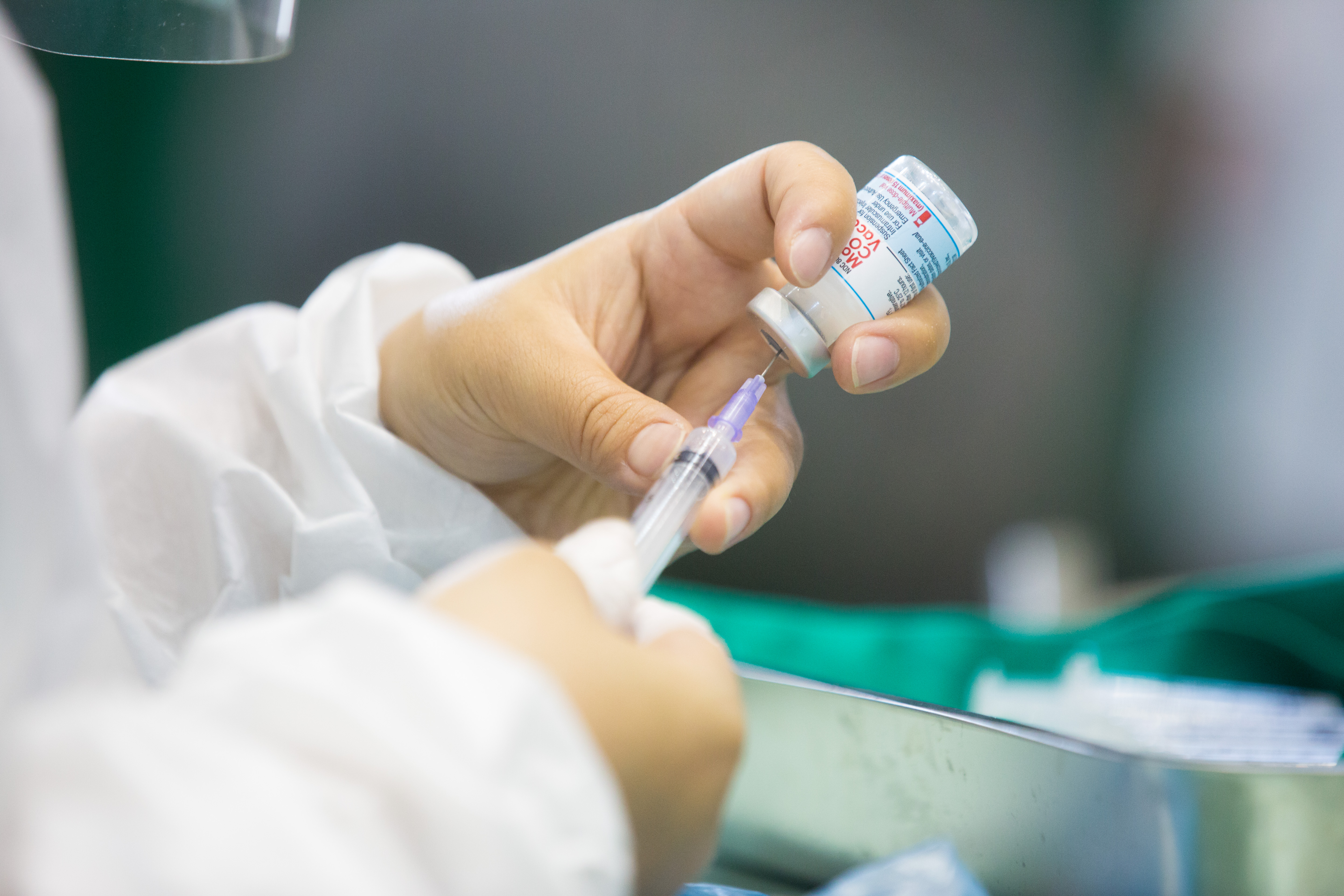 目前台灣第一劑疫苗覆蓋率近43%，不過仍有許多民眾擔憂疫苗副作用，至今還在觀望是否施打。（本刊資料照）