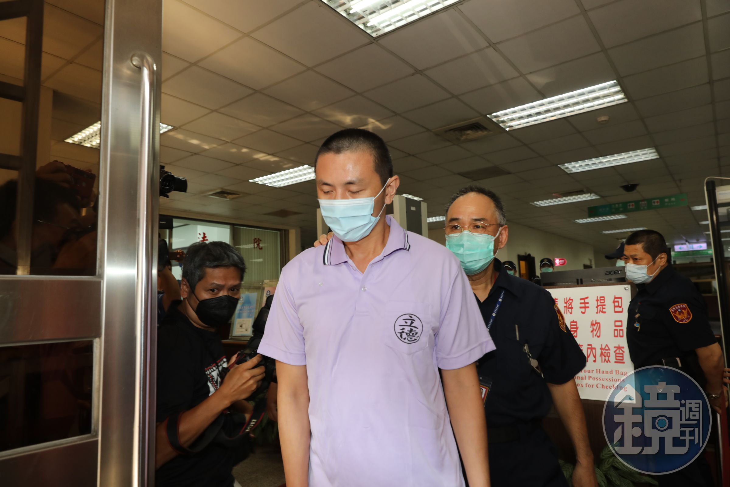 梁姓男子殺害母親後還砍下頭顱丟出窗外，更一審遭判無期徒刑。