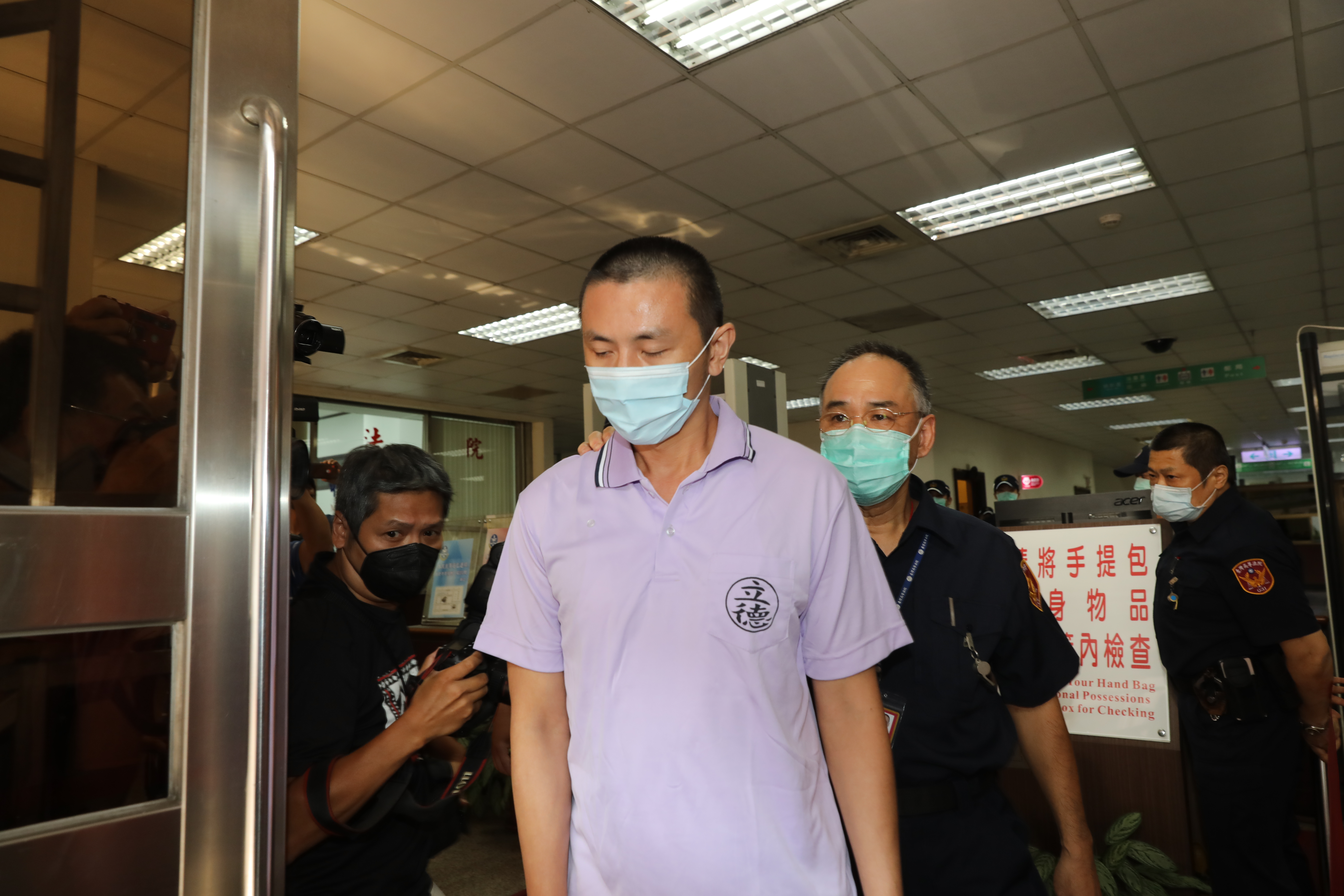 梁姓男子殺害母親後還砍下頭顱丟出窗外，更一審遭判無期徒刑。