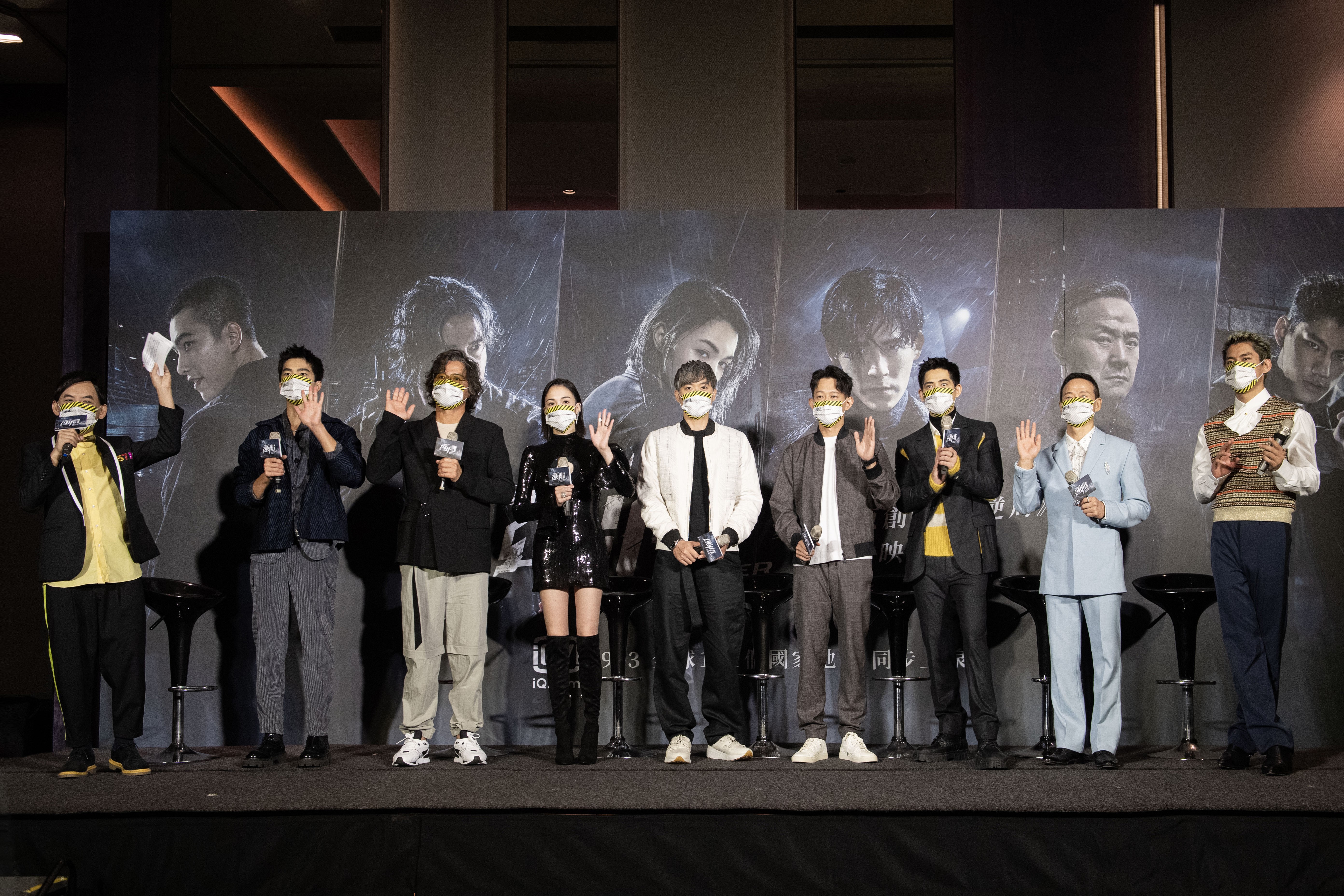 主持人黃子佼(左起)、曾敬驊、李銘順、張榕容、陳冠仲導演、莊絢維導演、周渝民、吳興國、朱軒洋出席《逆局》首映會。(愛奇藝國際站提供)