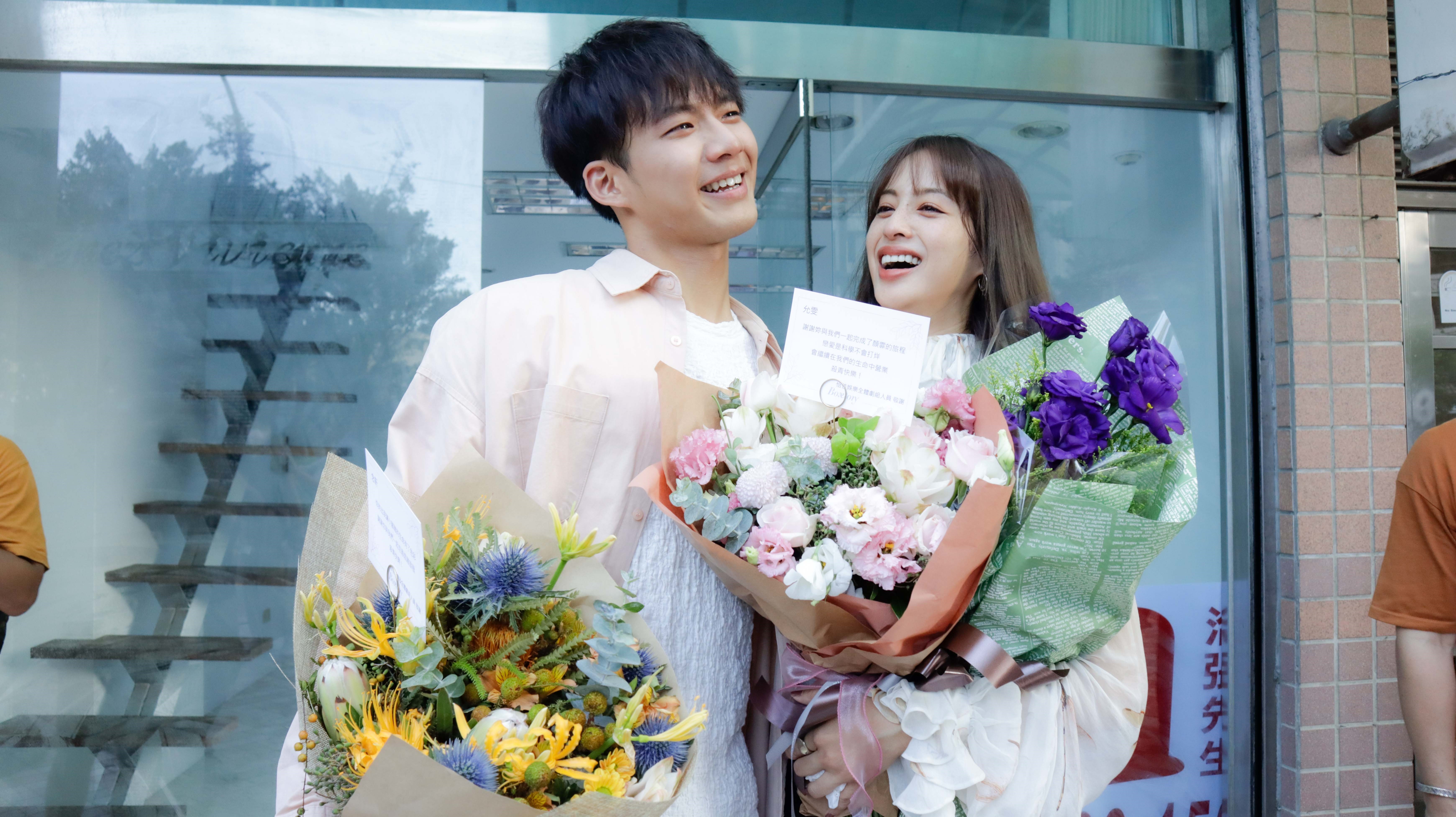 《戀愛是科學》日前殺青，吳念軒（左）、莫允雯（右）彼此表達不捨。（三立提供）