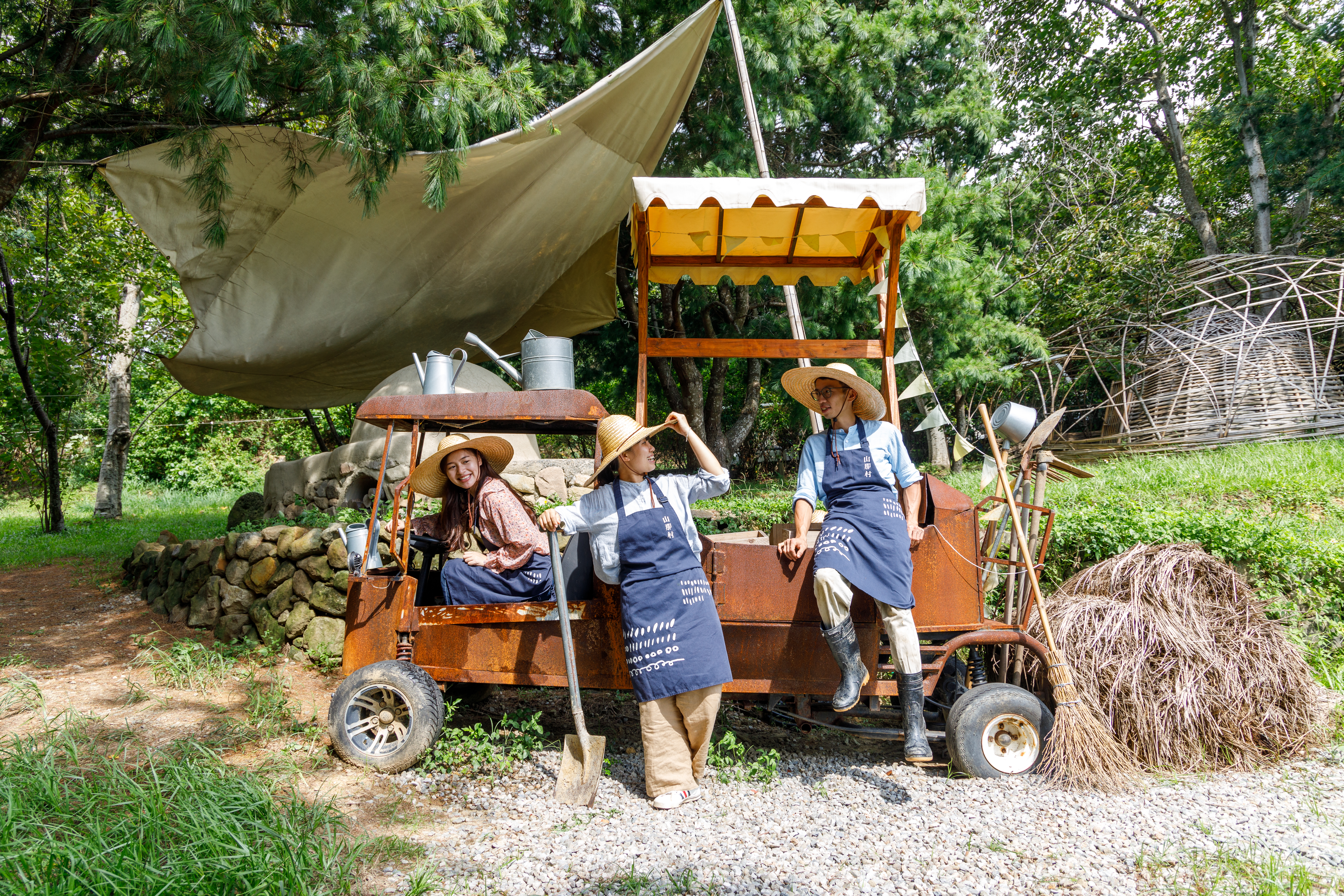 穿上圍裙、戴上草帽體驗田園樂。