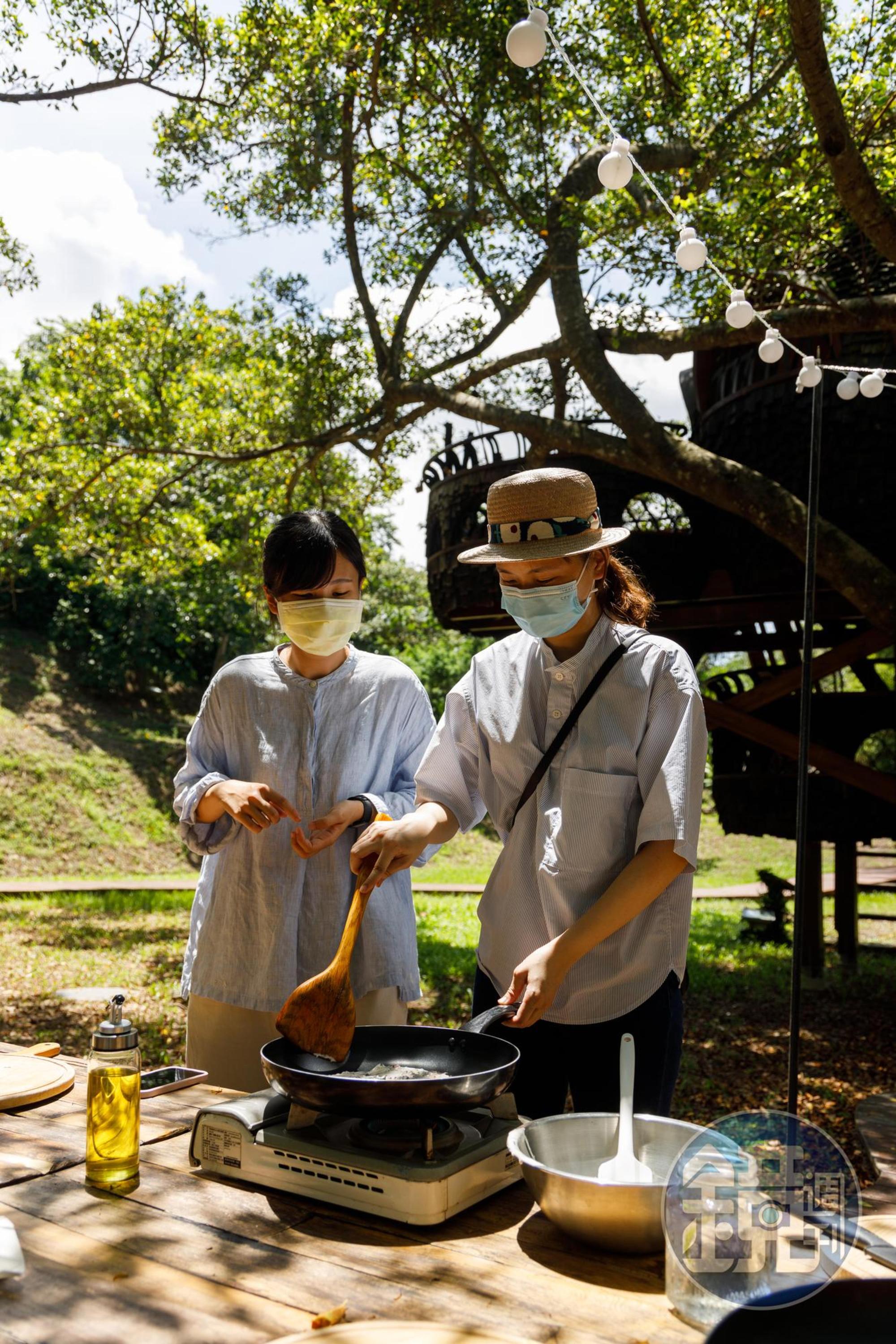 在森林裡DIY「野味」蔬菜煎餅。