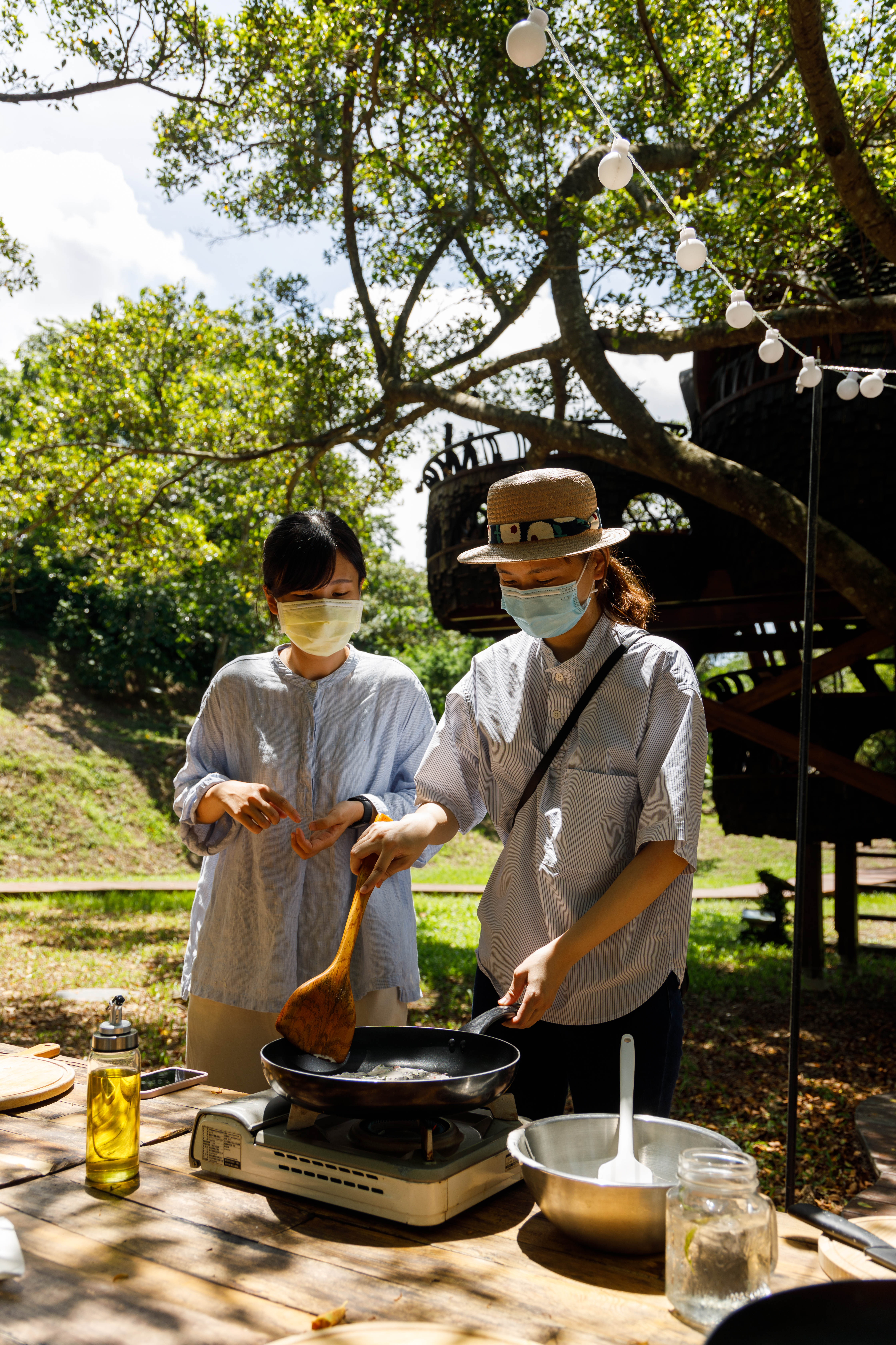 在森林裡DIY「野味」蔬菜煎餅。