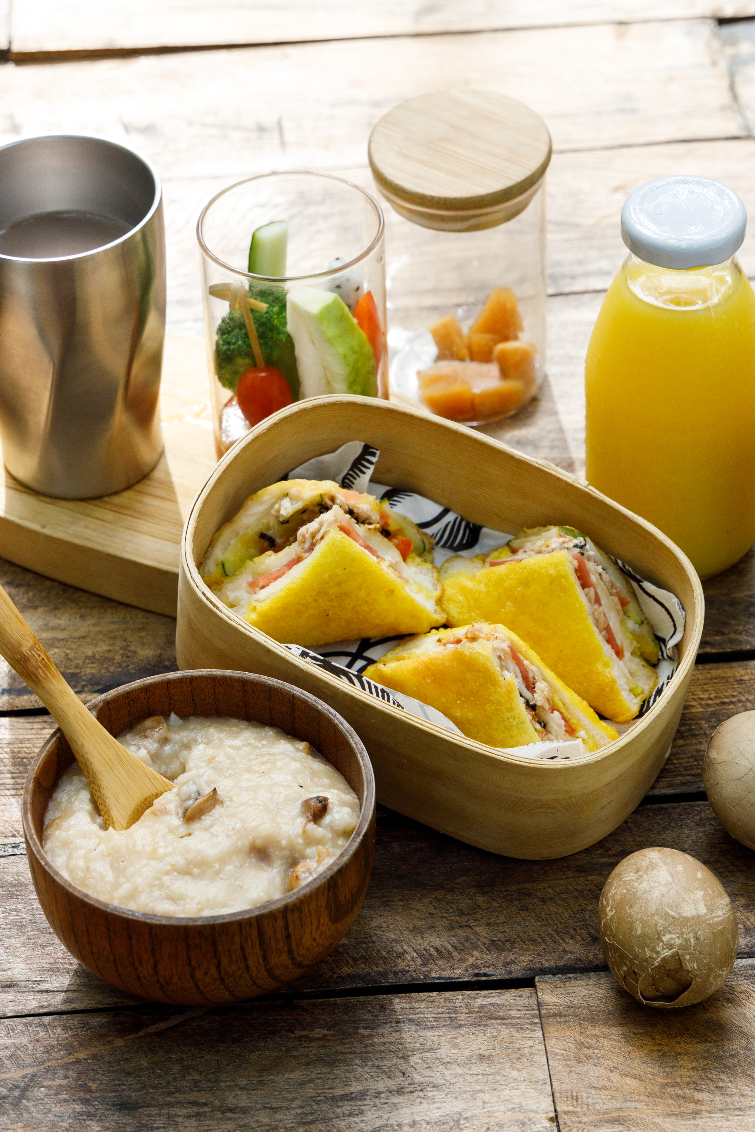 豐盛的早餐除了三明治、野菜沙拉，還有熱騰騰的芋頭鹹粥吃到飽。