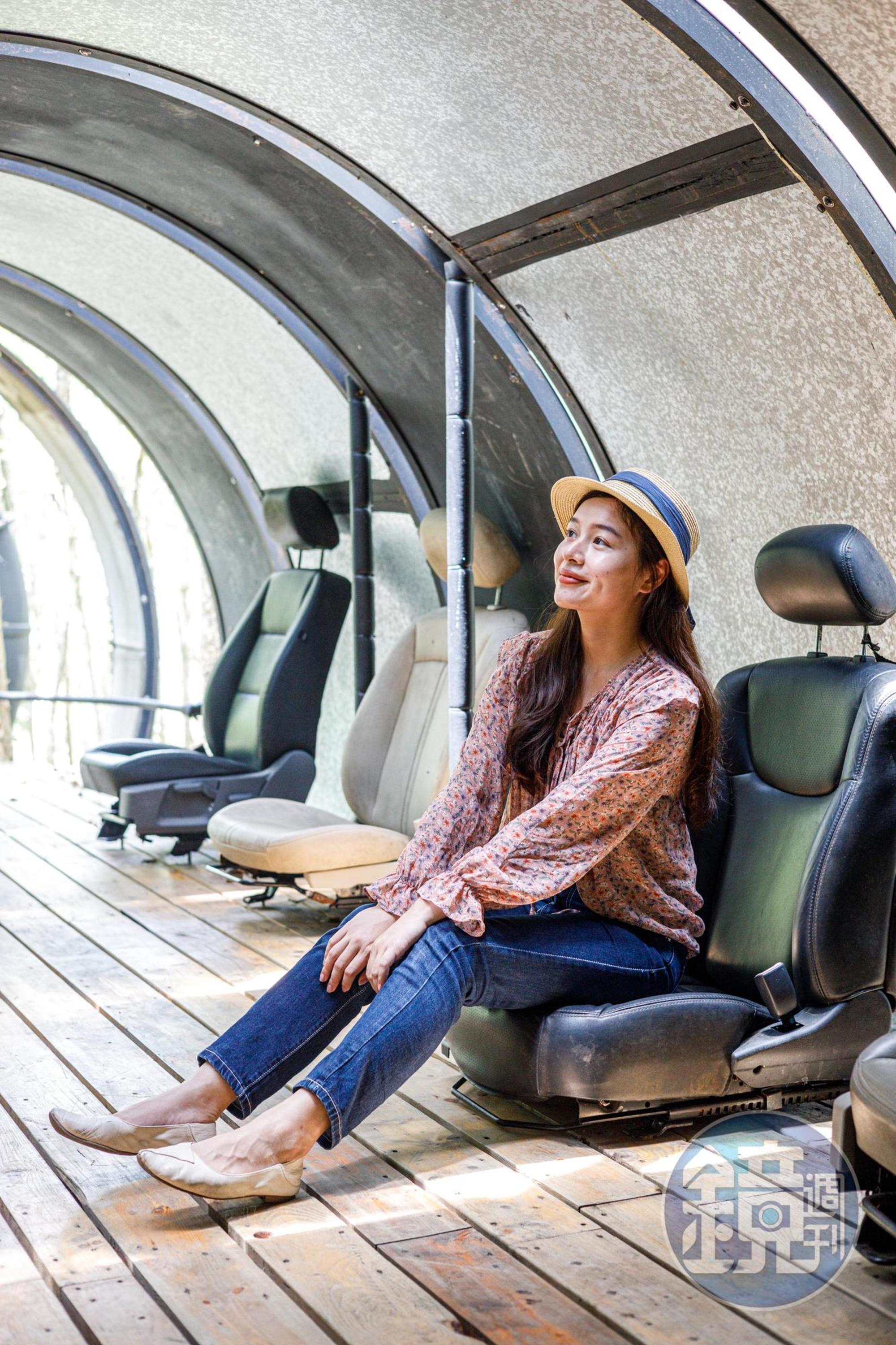 太空船內的椅子是廢棄的汽車座椅製成。