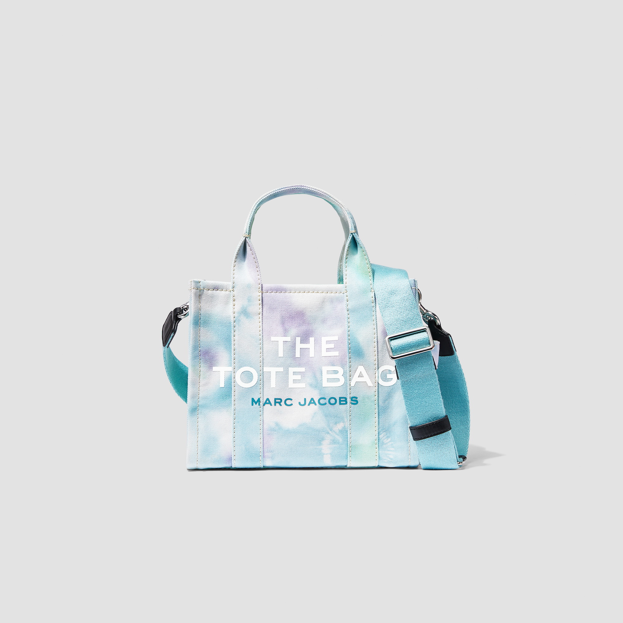 Marc Jacobs天空藍渲染The Tote Bag (Mini)。NT$9,990(俊思提供)