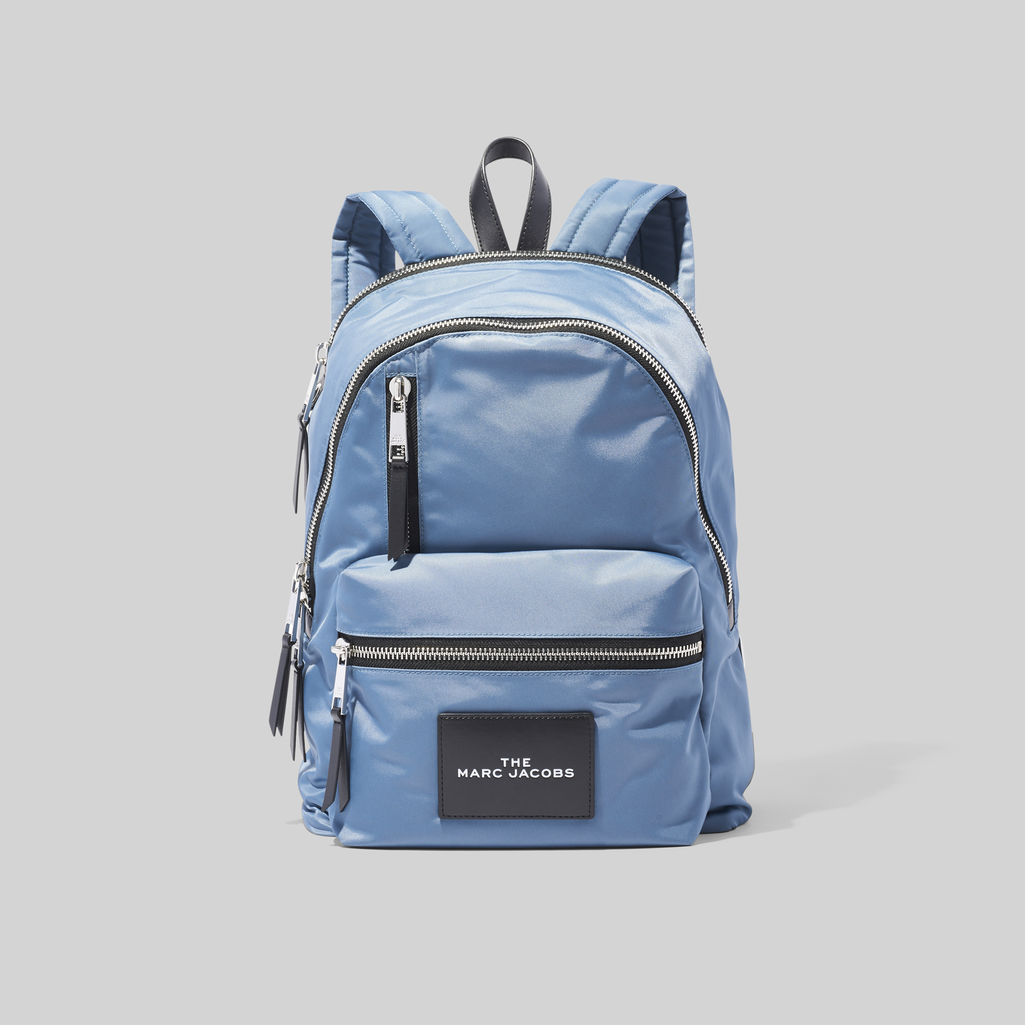 Marc Jacobs天空藍後背包。NT$11,900(俊思提供)