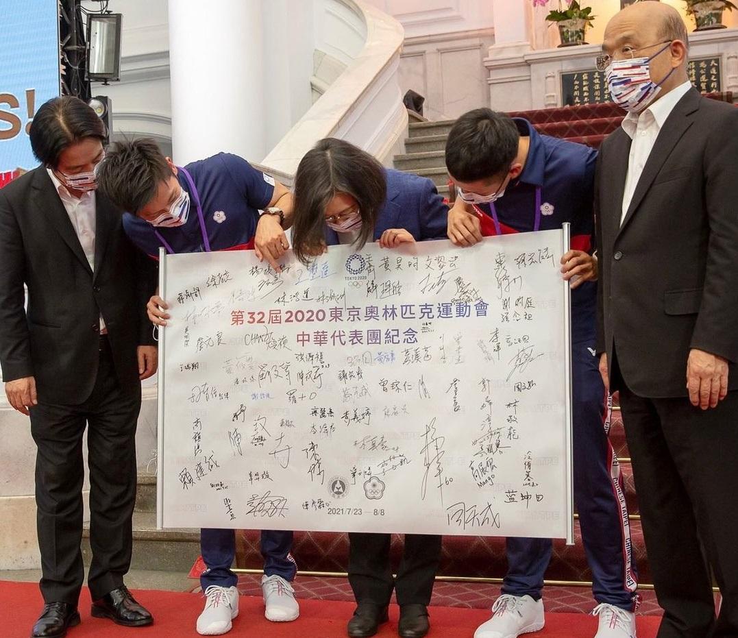 李智凱和湯智鈞代表所有選手,送總統一個很特別的禮物,上面收集了大家的簽名。(翻攝tsai_ingwen IG)