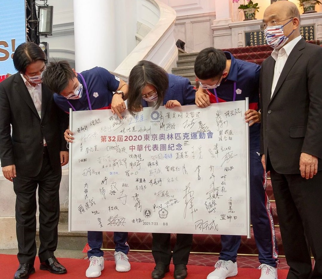 李智凱和湯智鈞代表所有選手，送總統一個很特別的禮物，上面收集了大家的簽名。（翻攝tsai_ingwen IG）