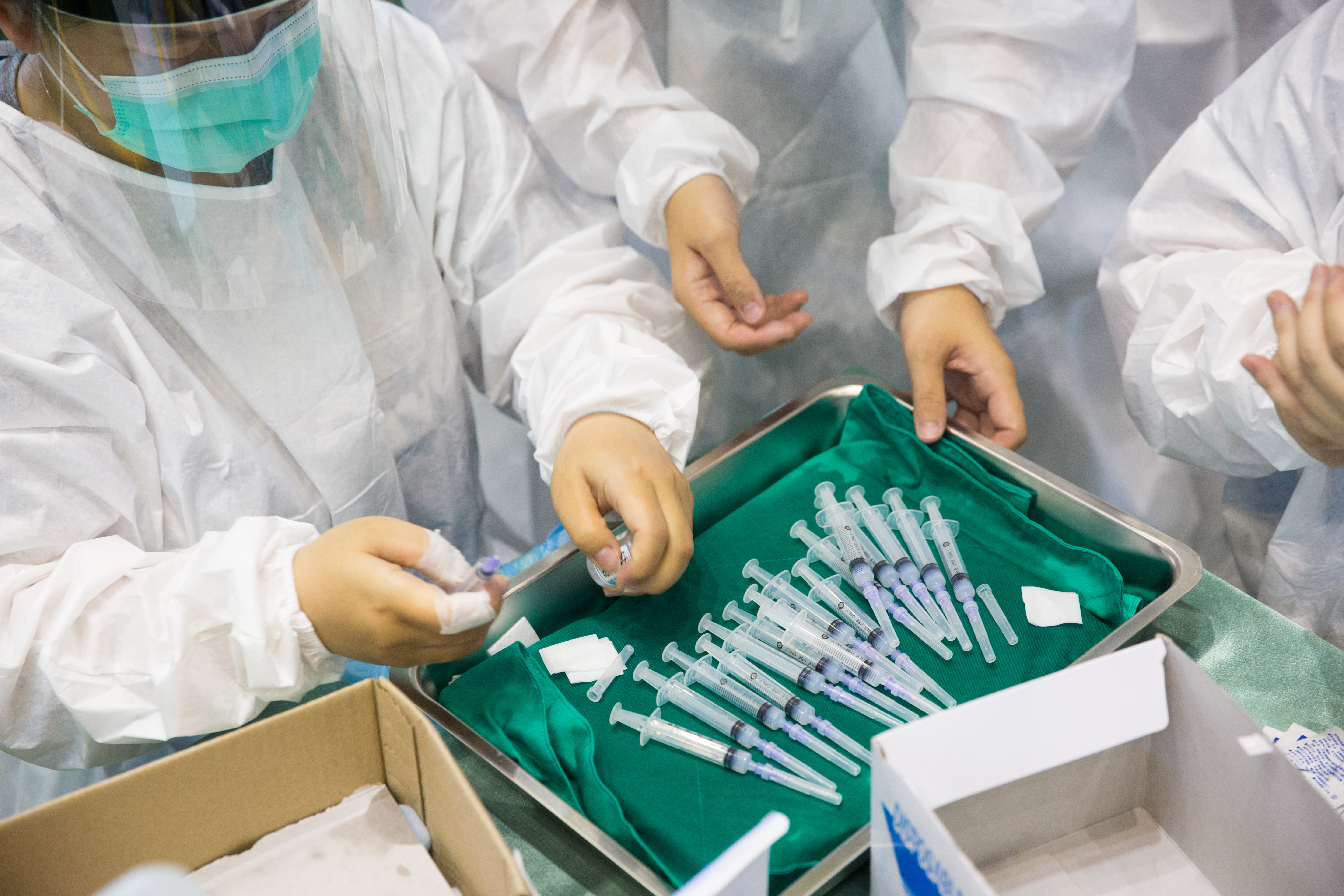 疫苗第二類優先施打名單不斷膨脹增加，遭外界質疑是「特權疫苗」引起爭議。（資料照）