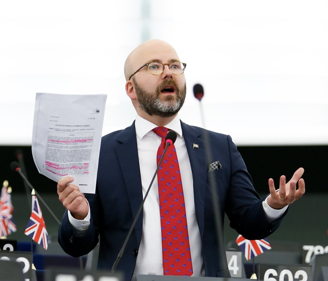 歐洲議會外委會1日壓倒性通過「歐盟–台灣政治關係與合作」報告，負責協調的瑞典籍歐洲議員魏莫斯表示，歐盟必須尋求與台灣全面加強夥伴關係。（翻攝自Charlie Weimers MEP 臉書）