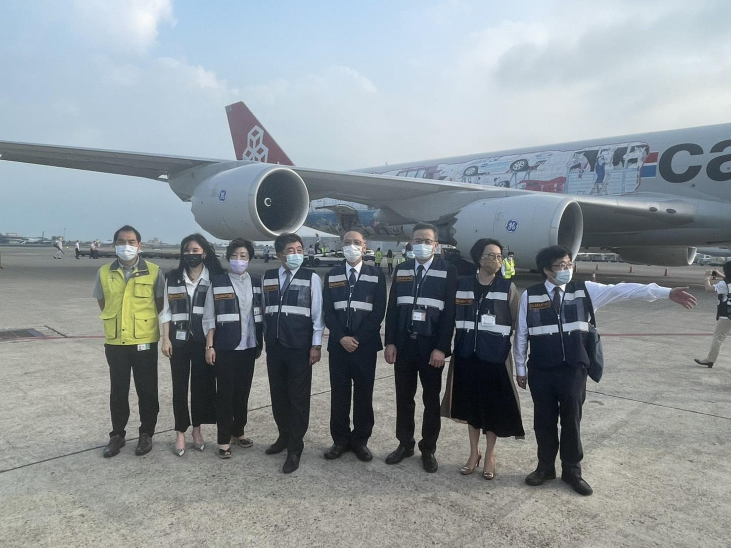 首批輝瑞BNT疫苗今（2日）早7時抵達桃園國際機場，由衛福部長陳時中（左4）與台積電慈善基金會董事長張淑芬（左3）前往接機。（台積電基金會提供）