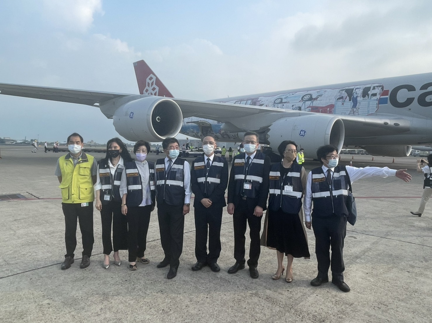 首批輝瑞BNT疫苗今(2日)早7時抵達桃園國際機場,由衛福部長陳時中(左4)與台積電慈善基金會董事長張淑芬(左3)前往接機。(台積電基金會提供)