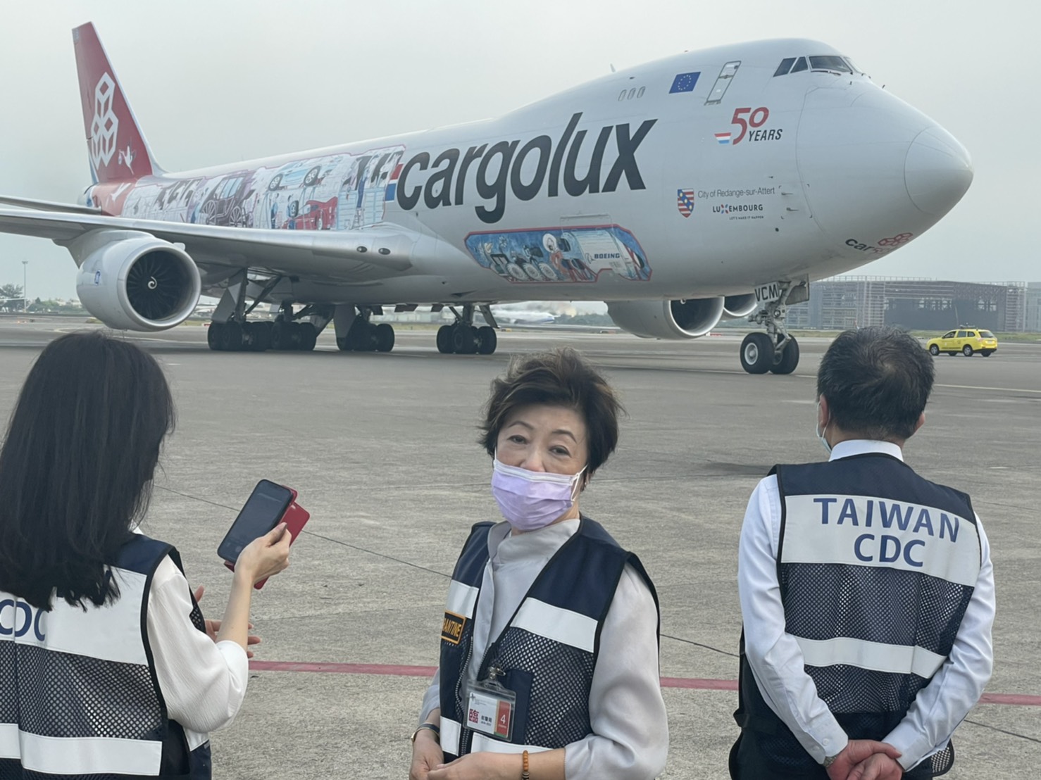 首批輝瑞BNT疫苗提早抵台，張淑芬（中）揭背後全靠「團結就是力量」。（台積電基金會提供）