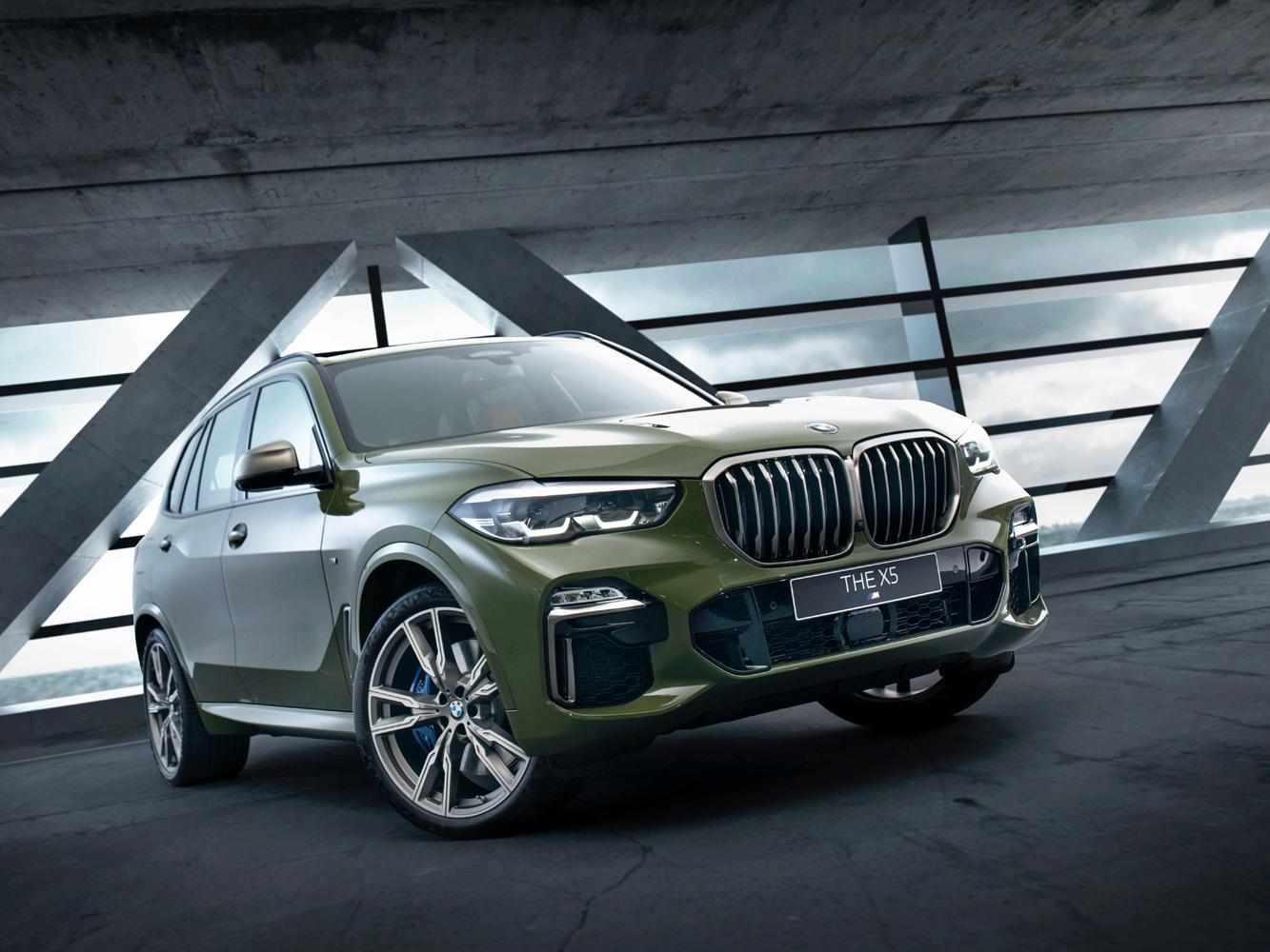 全新BMW X5 M50i Individual Edition外觀搭配Urban Green 特殊車色,以王者風範睥睨天下。