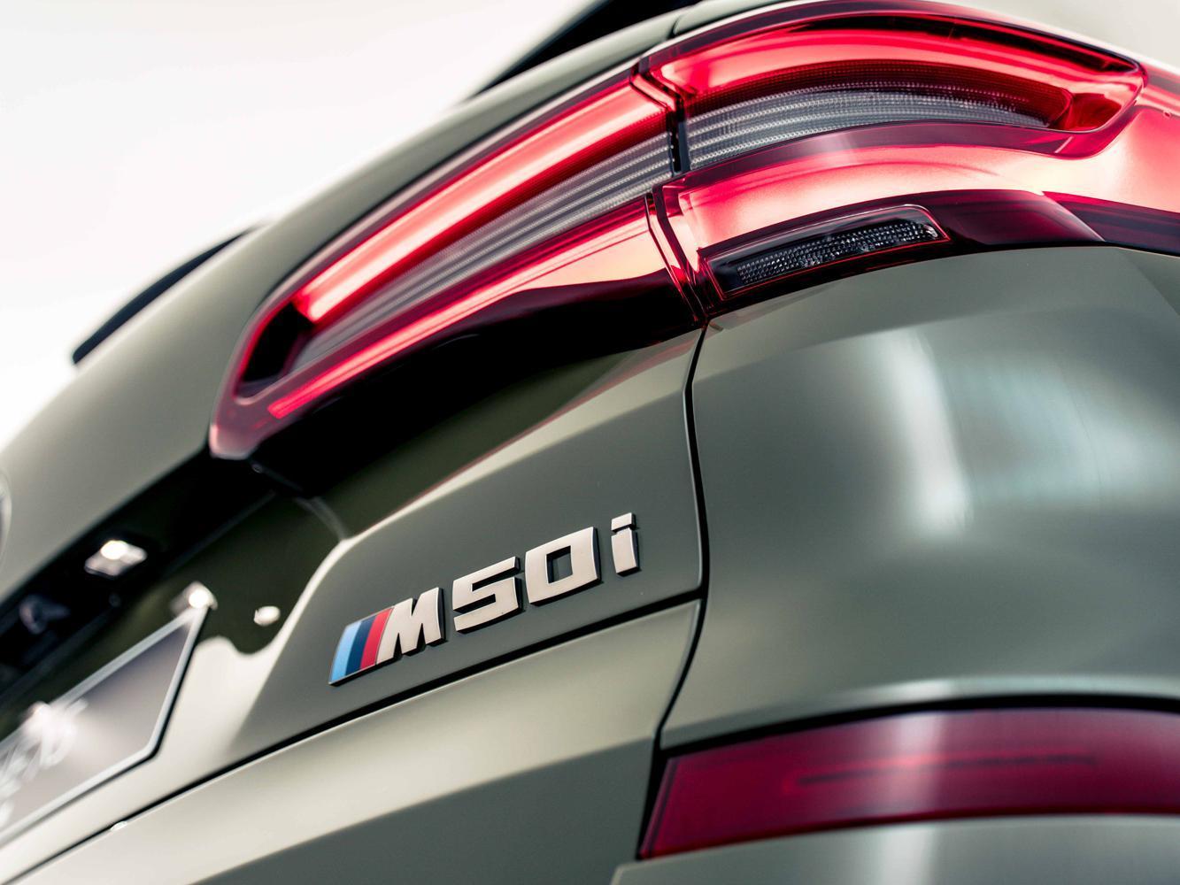 M Performance專屬鈰灰色外觀套件在M50i車型的水箱護罩、車後視鏡蓋、矩形排氣尾管以及車尾M50i車型銘牌等處處可見。
