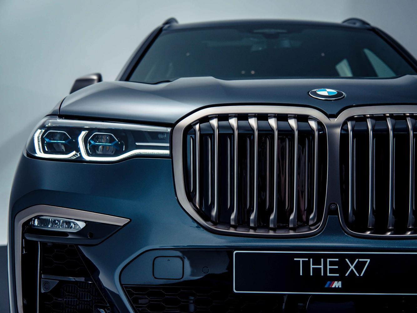全新BMW X7 M50i以寬闊霸氣的鈰灰色水箱護罩為核心,搭配侵略性十足的湛藍色智慧雷射頭燈(含Glare-free光型變化功能),出場即佔據眾人目光。