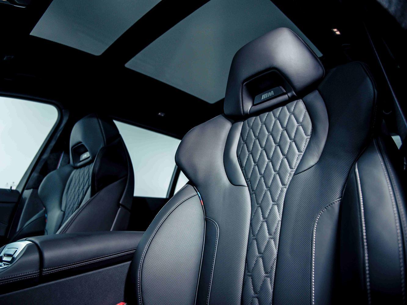 全新BMW X7 M50i搭載鑲有黑色M Logo的雙前座M跑車座椅含記憶功能,為尊爵非凡的六座空間增添動感熱血氛圍。