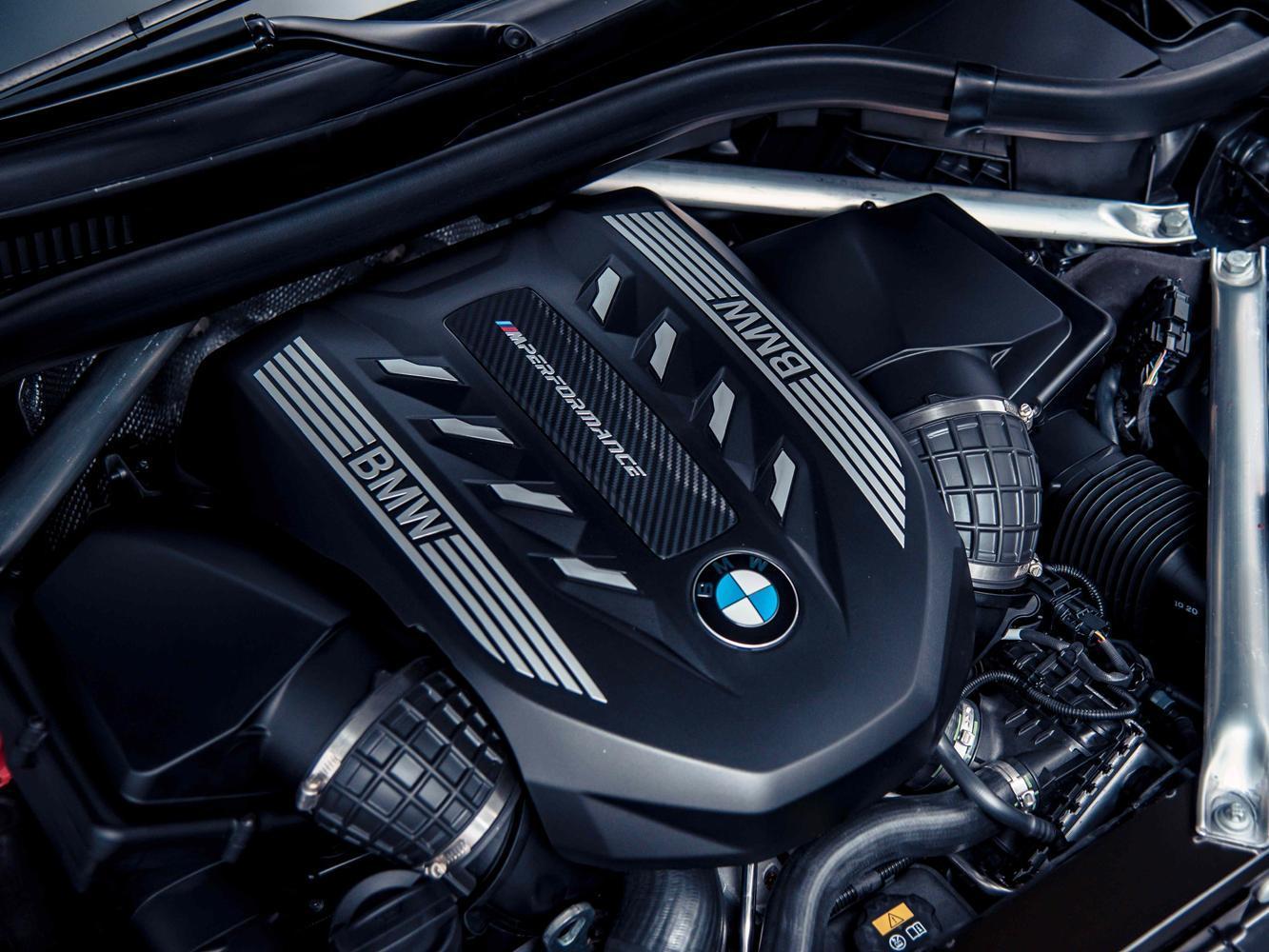 BMW M Performance TwinPower Turbo S63 4.4升V型8汽缸雙渦輪雙渦流汽油引擎,最大馬力達600匹德制馬力與750牛頓米的強勁扭力輸出。