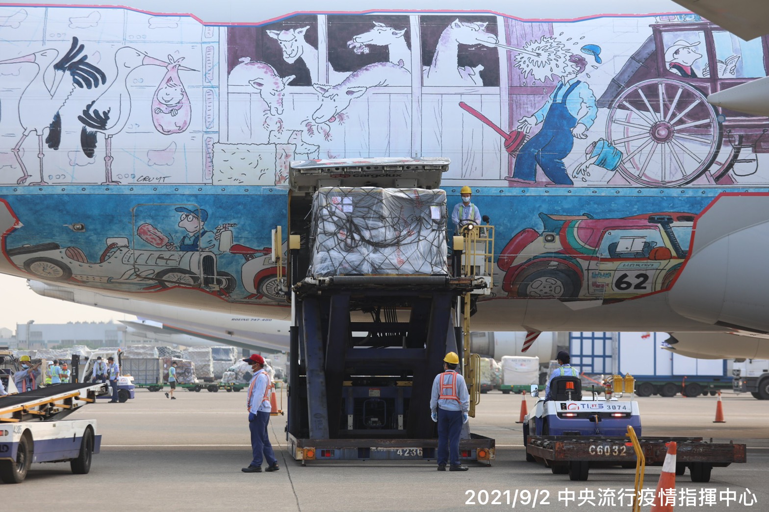 首批輝瑞BNT疫苗今天順利抵台，未來將提供國人多一種品牌可選擇施打。（指揮中心提供）