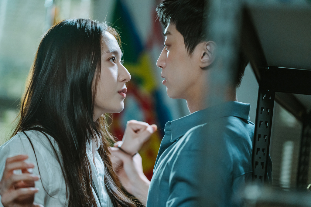 振永與Krystal鄭秀晶在《警察課程》彼此產生愛慕之情。（myVideo提供）