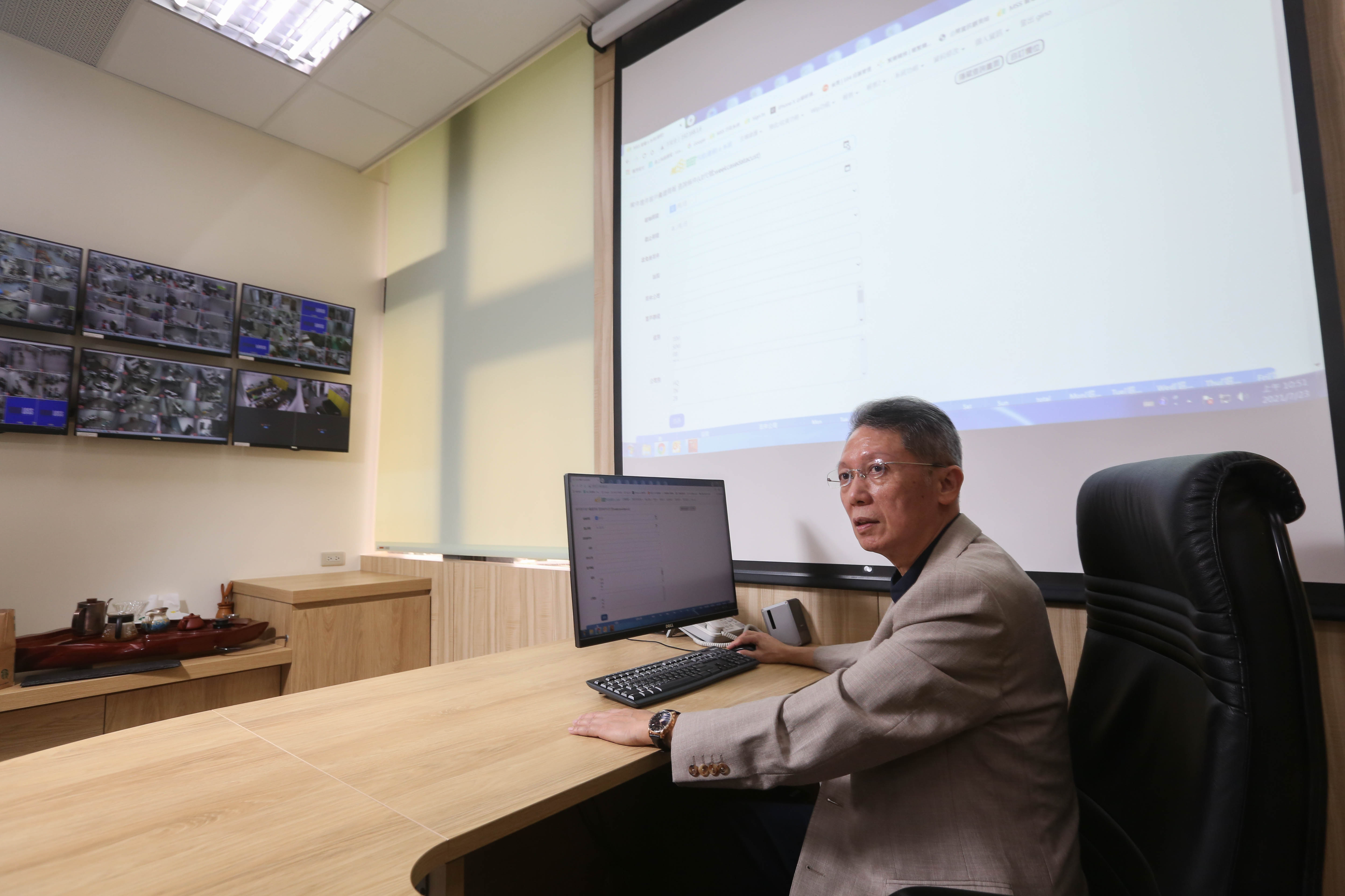 擅長整合管理的柳紀綸，打破傳統實驗室運營法，導入生產企劃排程概念，搭配透明薪資制度，成功凝聚團隊向心力。