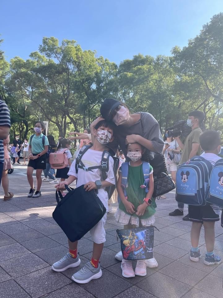 Grace自曝接送3個小孩上下學宛如打了一場仗。(圖/翻攝自Grace臉書)