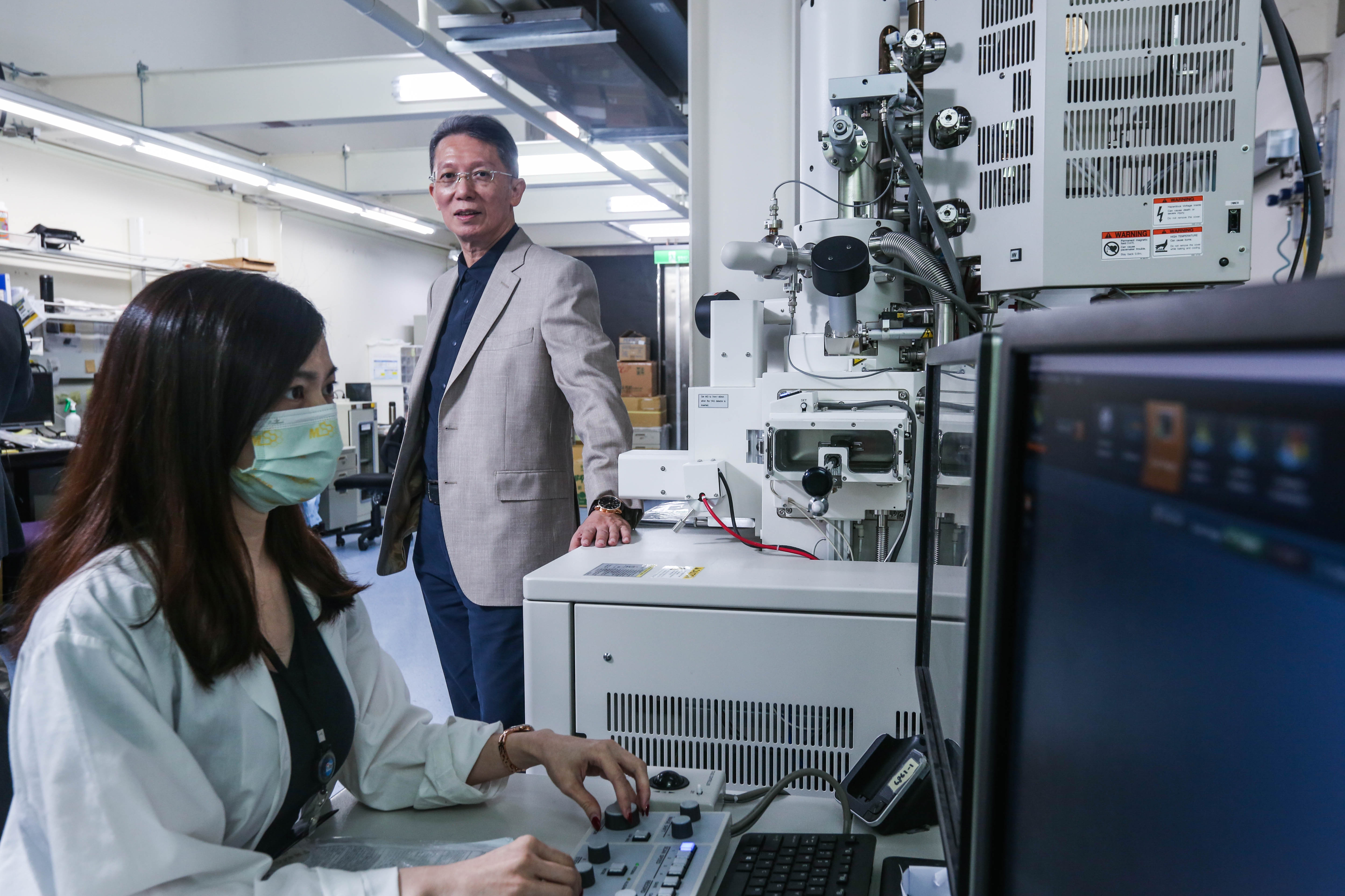 柳紀綸(站立者)16年前白手起家創汎銓科技,鎖定技術門檻高與具含金量的材料分析,靠著獨家領先的專利技術,拿下國內逾5成市占,2020年營收11.1億元。