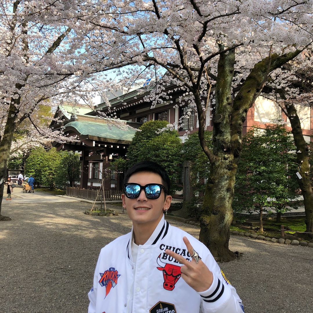 張哲瀚在日本靖國神社拍照,引發軒然大波。(翻攝自張哲瀚微博)