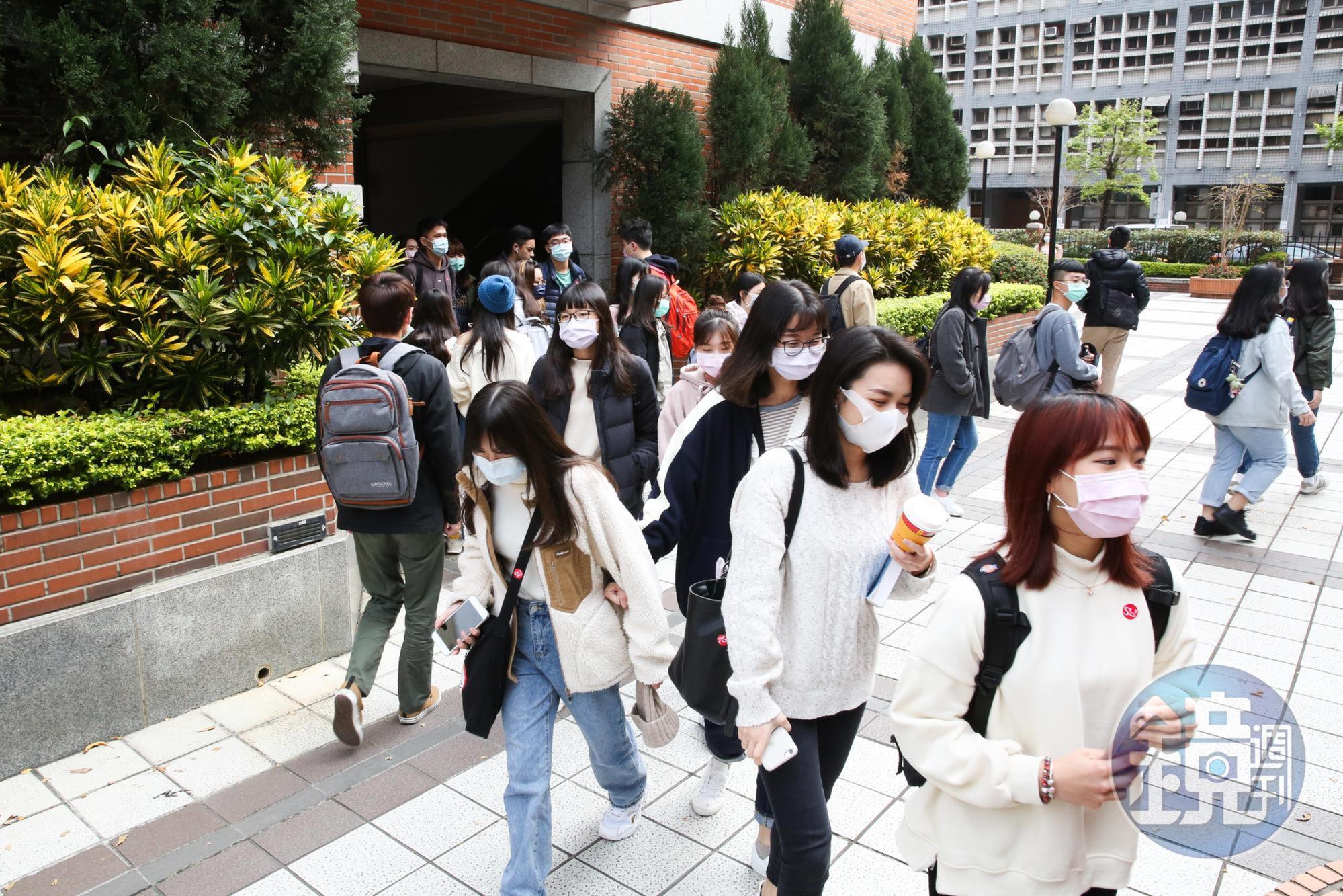 大學開學在即,北市近日也擬定出防疫指引,初步規劃要落實「課堂實聯制」。(本刊資料照)