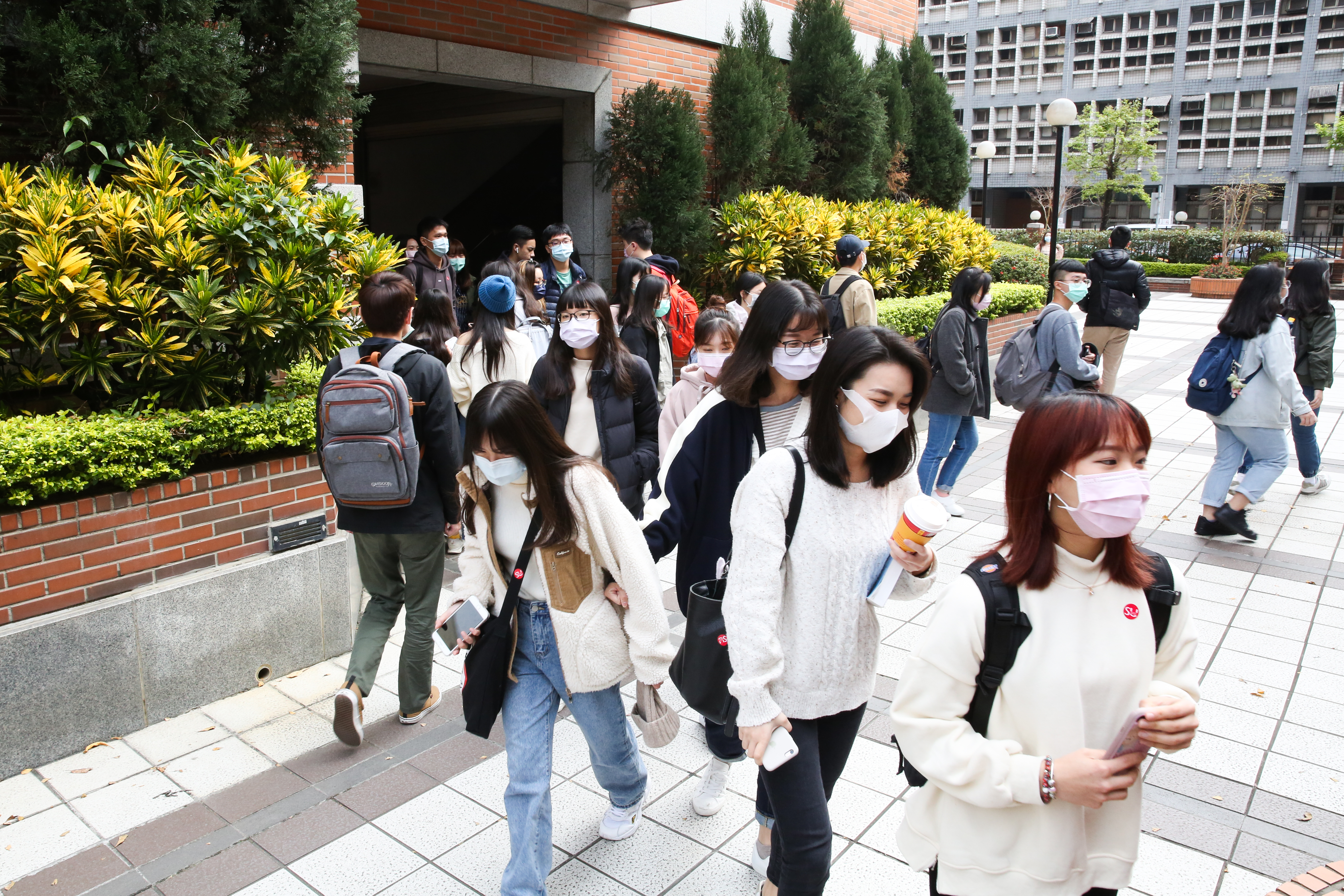 大學開學在即，北市近日也擬定出防疫指引，初步規劃要落實「課堂實聯制」。（本刊資料照）