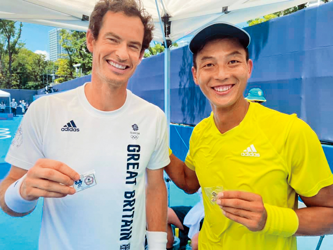 莫瑞（左、Andy Murray）曾是世界球王，盧彥勳（右）跟他交手3次。2021年東京奧運，兩人互換了紀念性的奧運徽章。（翻攝自盧彥勳臉書）