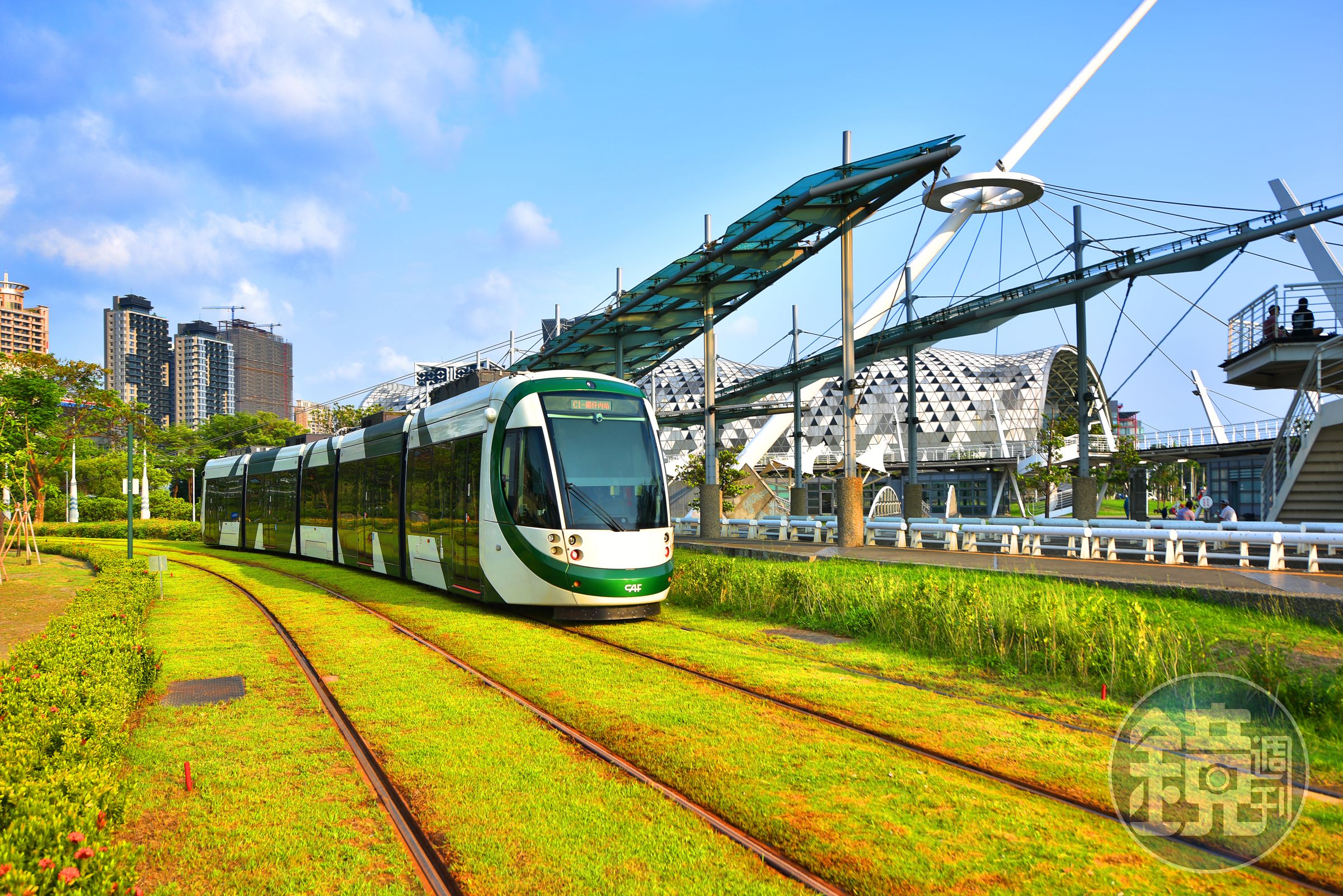 透過交通建設及大眾運輸導向型開發，打造因地制宜的高雄大眾運輸網。