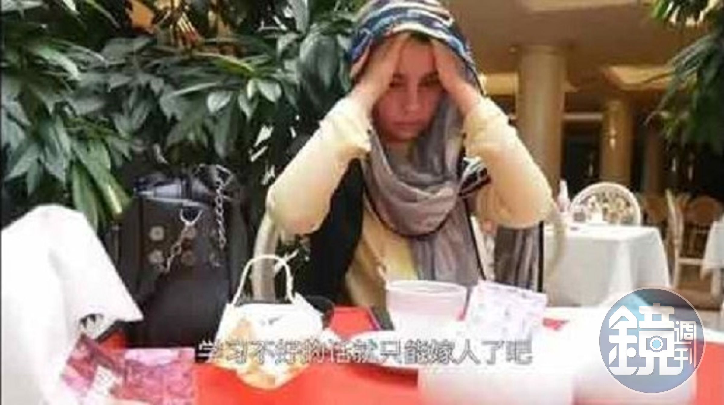 維尼還跑去搭訕伊朗未成年的女高中生，引起當地民眾怒火。（翻攝中國網）