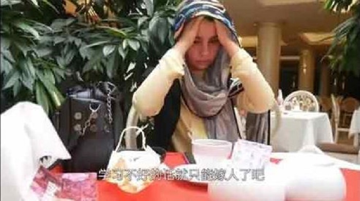 維尼還跑去搭訕伊朗未成年的女高中生，引起當地民眾怒火。（翻攝中國網）