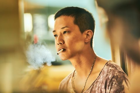 薛仕凌在《做工的人》大嚼檳榔。（大慕影藝提供）