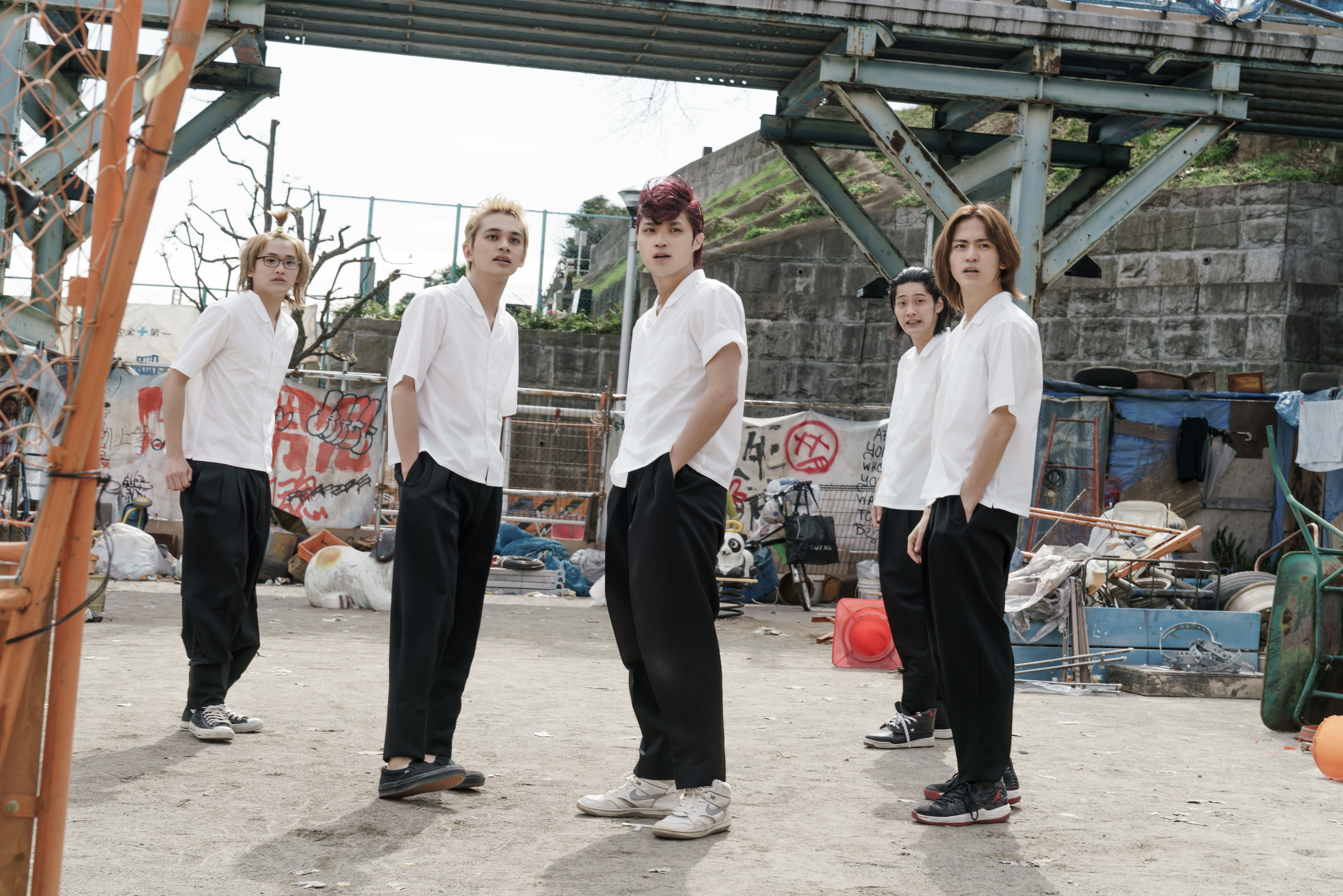 北村匠海(左二)在真人版電影《東京復仇者》染金髮化身不良少年,領軍「溝高五人組」。(蜜蜂工房提供)