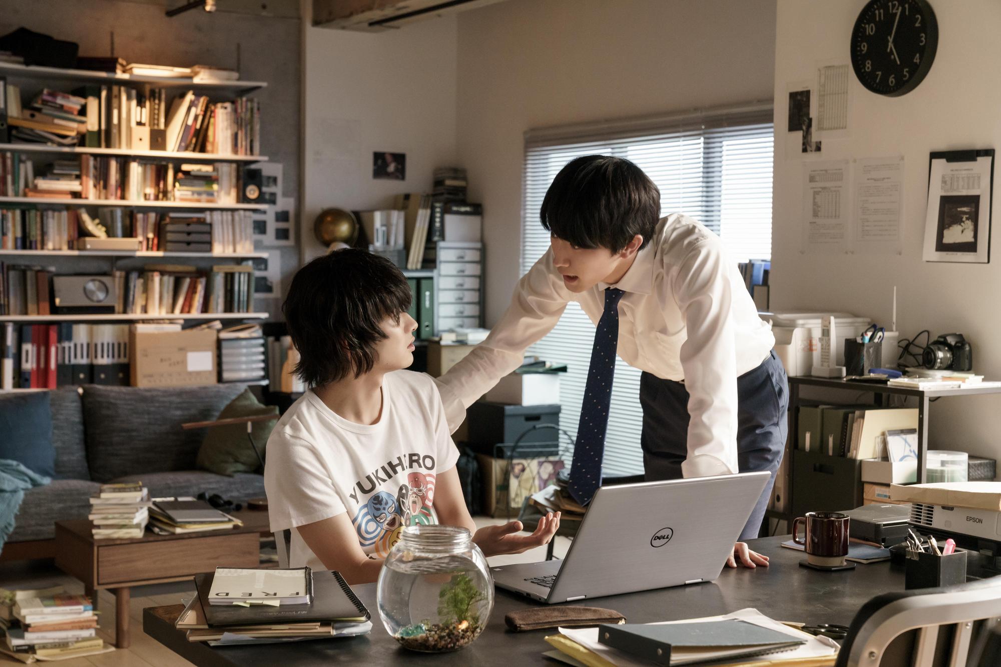 《東京復仇者》中北村匠海(左)與前女友的弟弟杉野遙亮聯手,靠著穿越時空改變過去救回前女友一命。(蜜蜂工房提供)