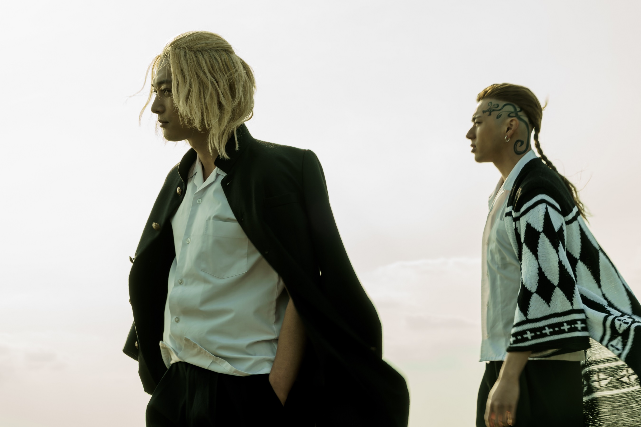 吉澤亮（左）和山田裕貴飾演的Mikey和Draken是《東京復仇者》中的靈魂人物，選角還原度極高。（蜜蜂工房提供）