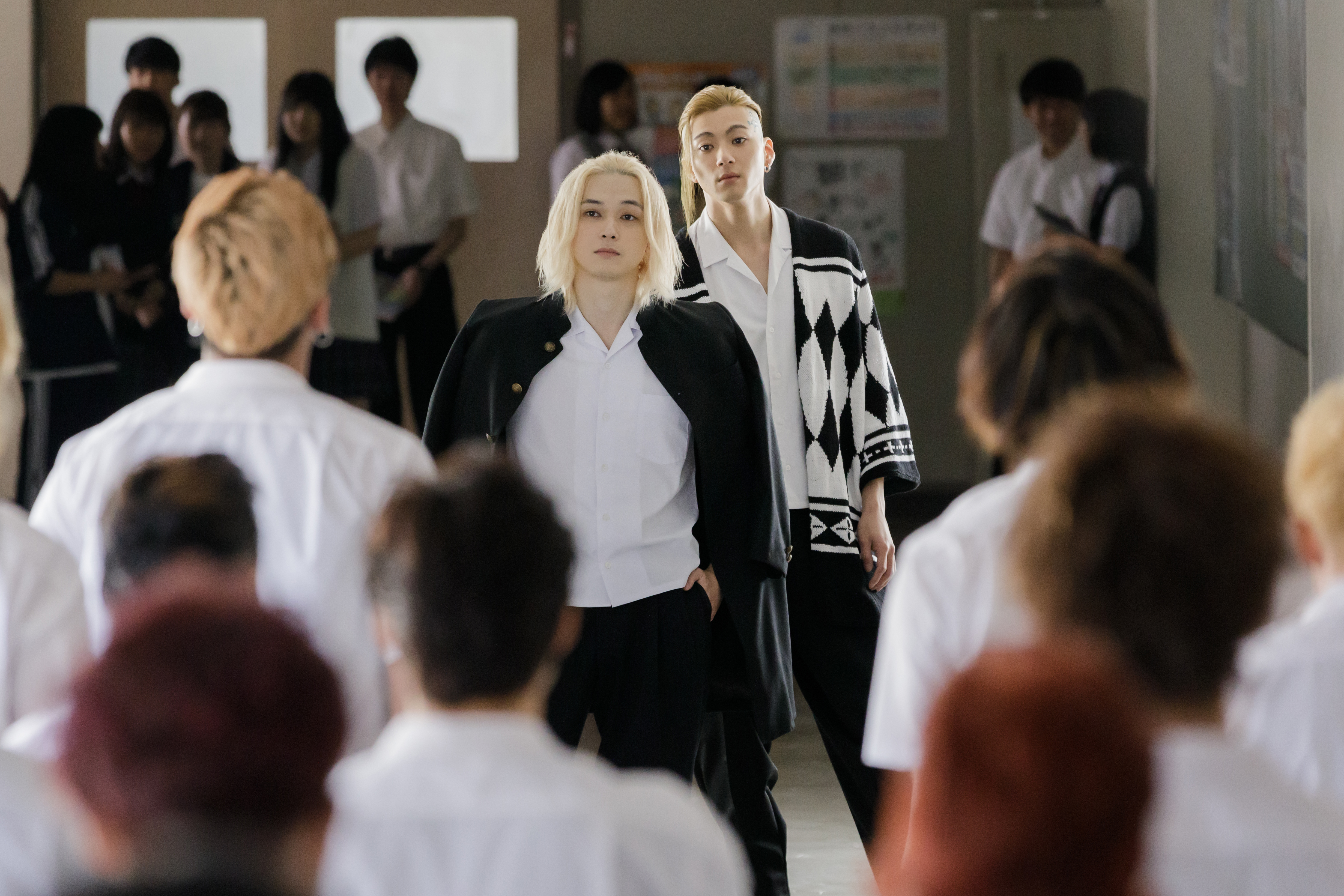 吉澤亮（前）確定接演《東京復仇者》Mikey後，找來山田裕貴演出Mikey的好夥伴Draken。（蜜蜂工房提供