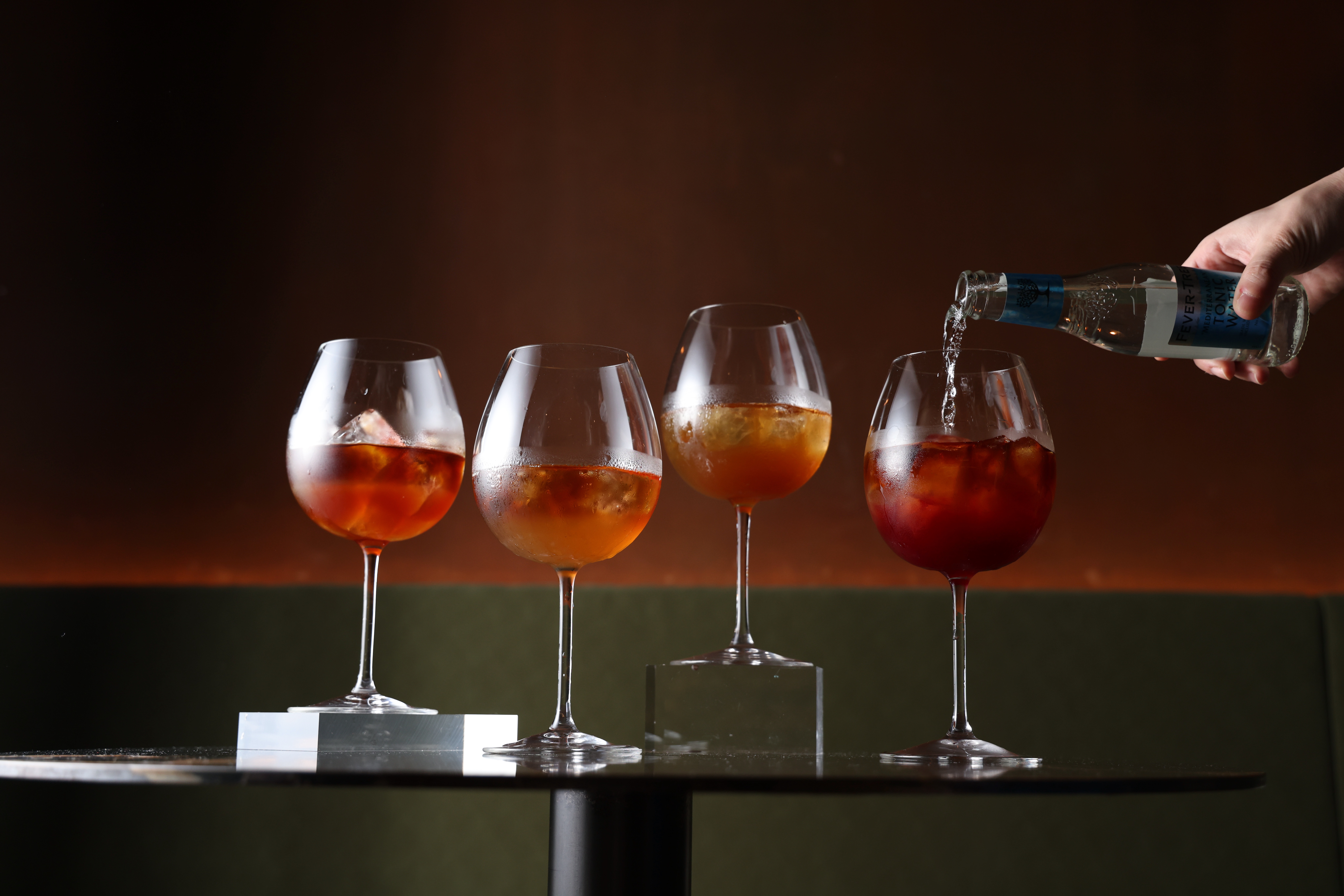 茶香風味液「紅玉紅茶」（右起）結合洛神，帶有果類酸度。重發酵香氣的「武夷烏龍茶」，以金棗帶出柑橘味。「青心烏龍包種茶」融合椰子，透著小白花香。「武夷烏龍茶」加入菊花、綠豆，入口有菊花氣息。