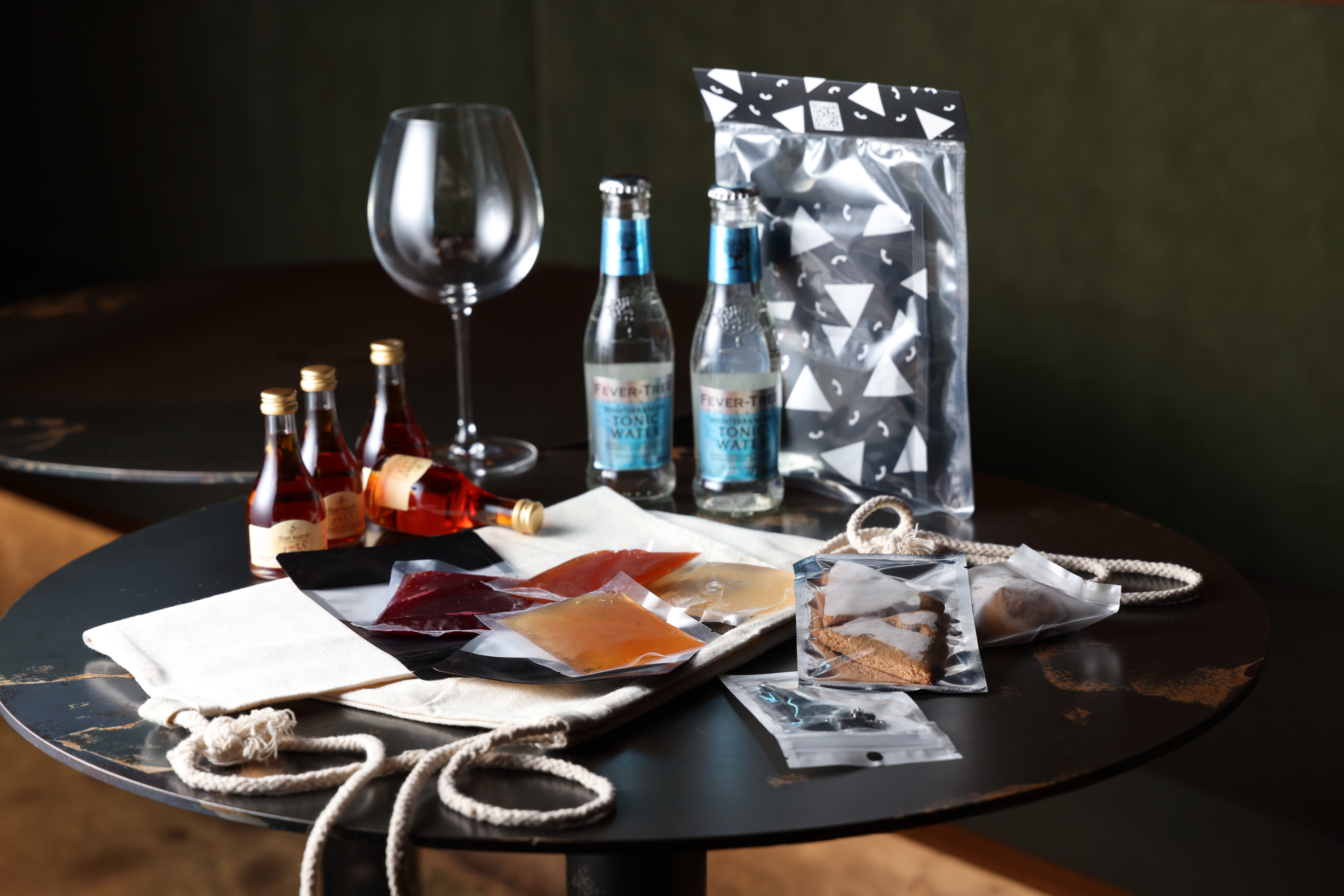 「[tei] X nabiis」有無酒精茶香風味液、濾掛咖啡、Remy Martin 1738 Accord Royal Cognac小樣酒、紅酒杯和通寧水、手工餅乾，數量有限。（2,180元／組，限外帶自取）