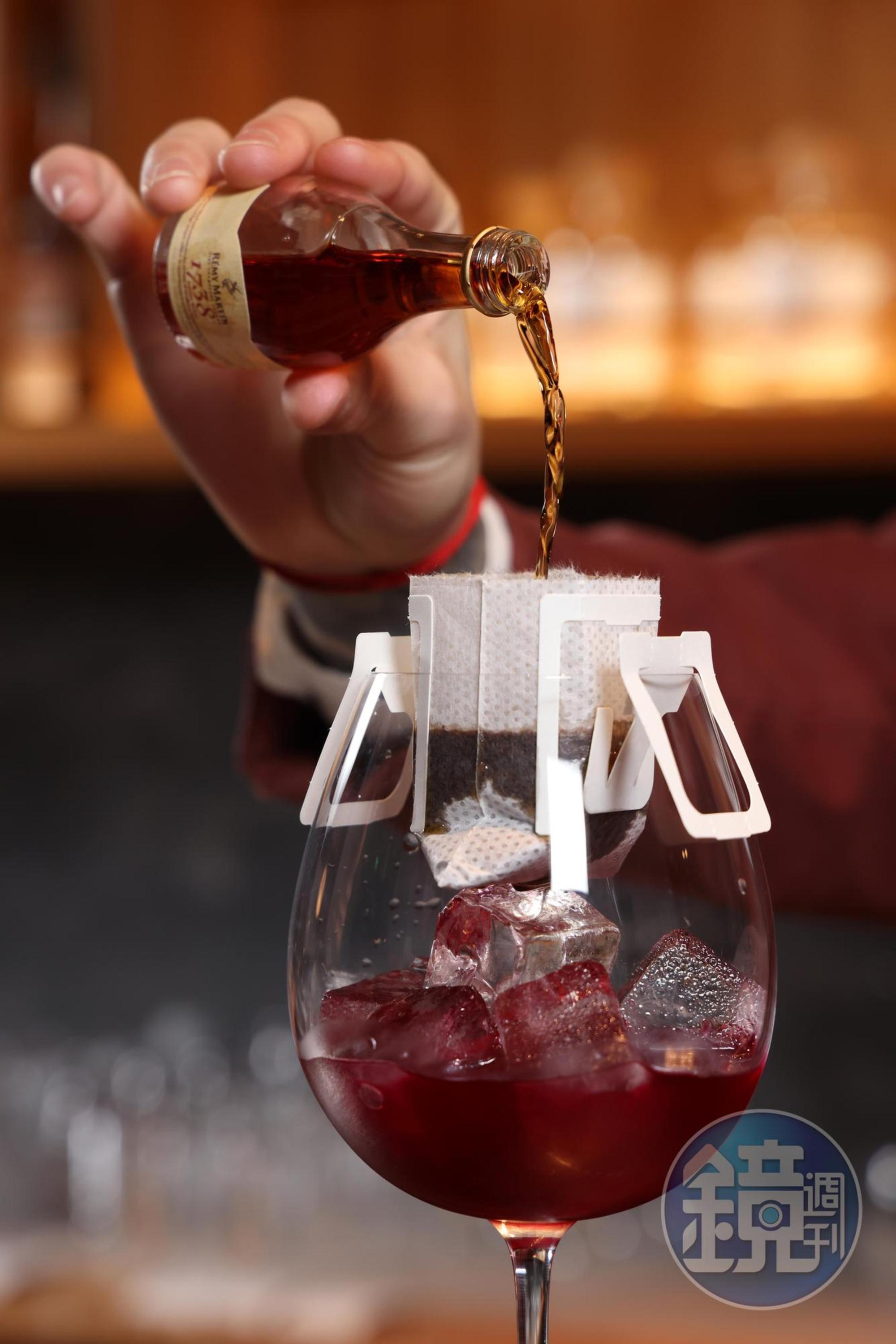 將Remy Martin 1738 Accord Royal Cognac酒液注入濾掛咖啡包。