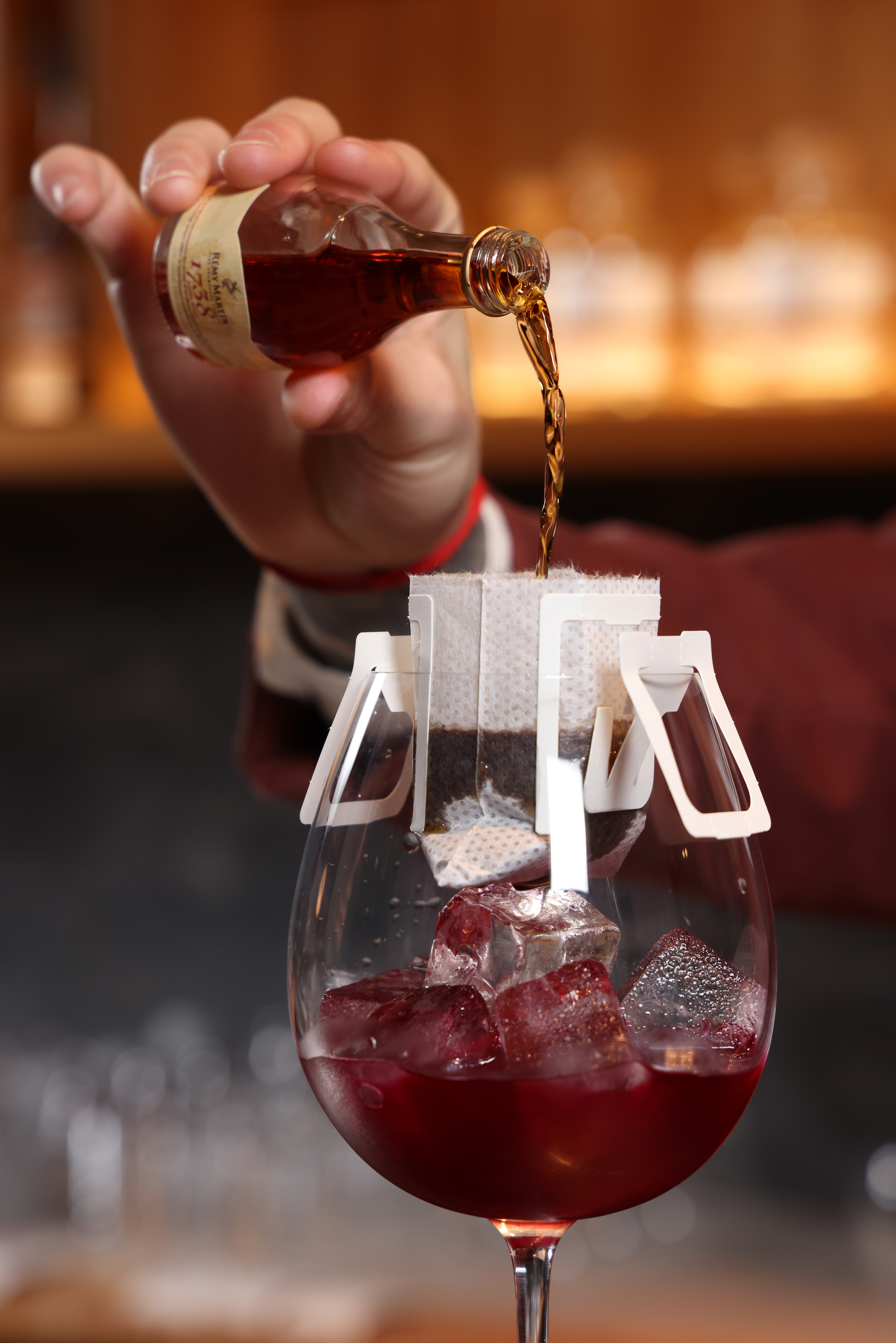 將Remy Martin 1738 Accord Royal Cognac酒液注入濾掛咖啡包。