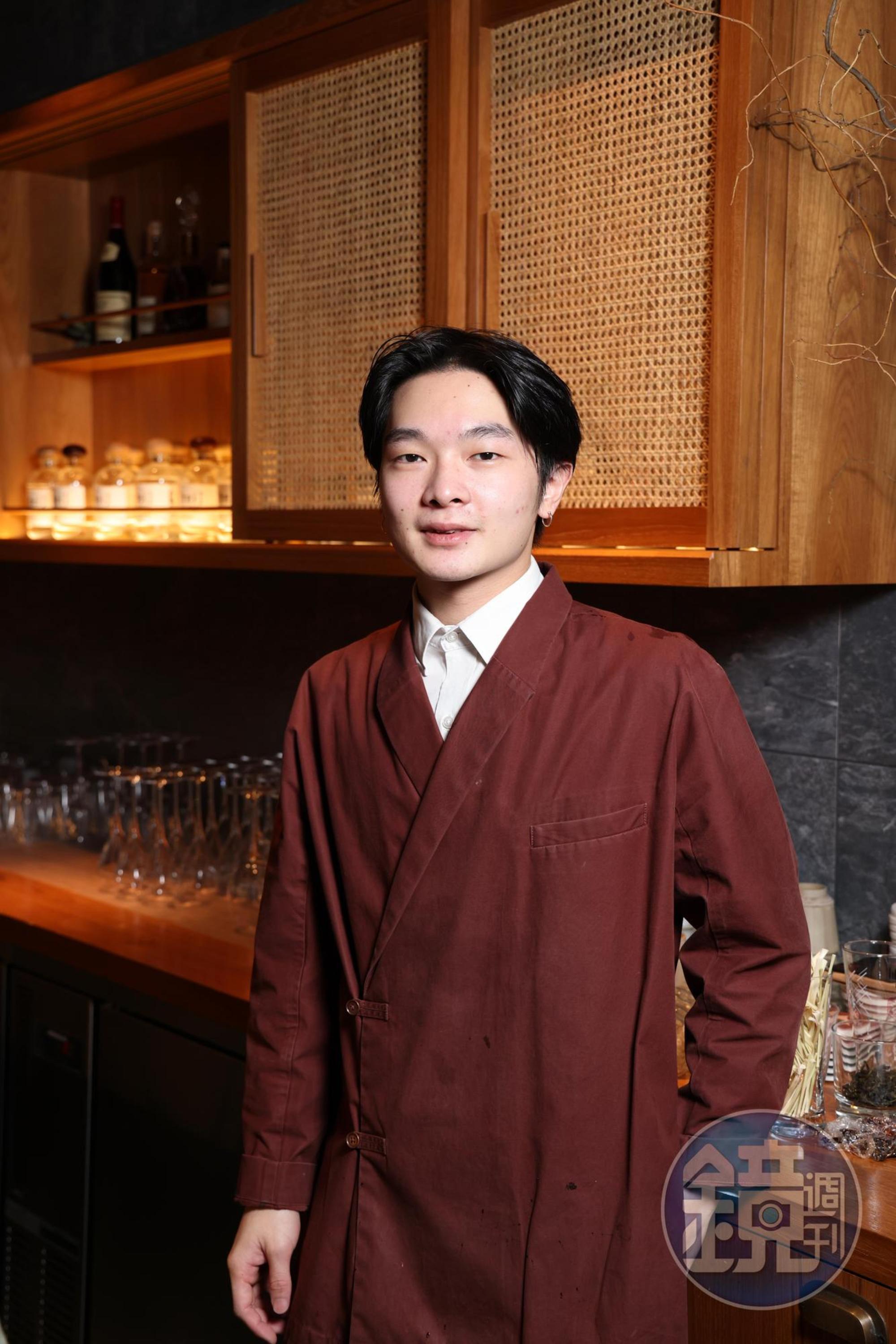 副店長楊育昌示範聯名商品的居家調法。