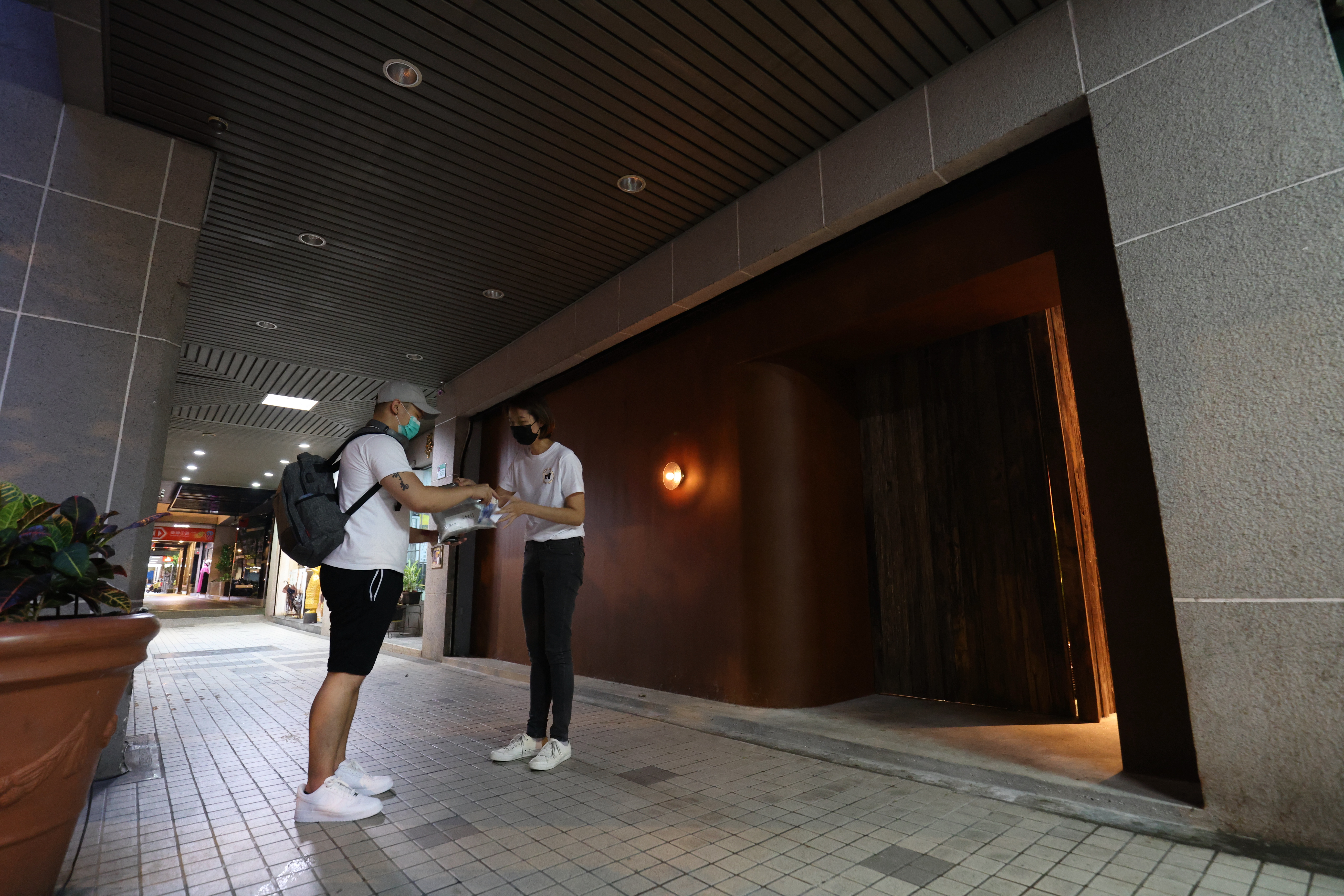 非常時期以防疫優先，取貨點會安排於店外。