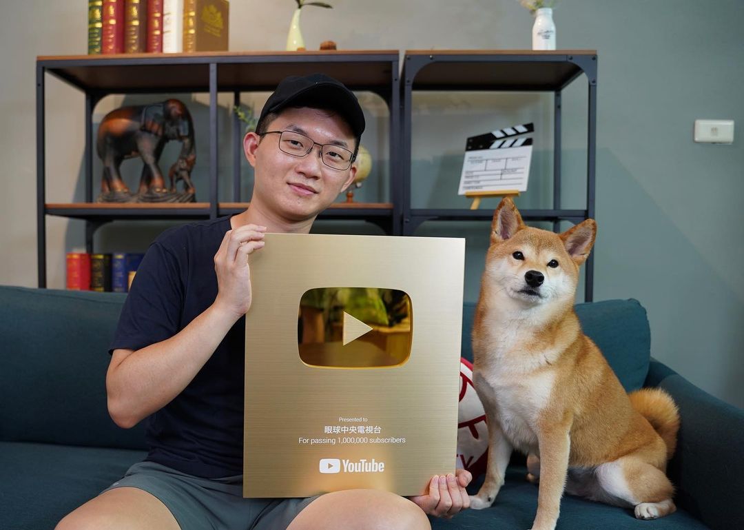 視網膜近日因為替馬來貘寶寶取名再度成為話題人物，怎料卻意外收到「黑函」；右為其寵物柴犬柚子。（翻攝自視網膜IG）